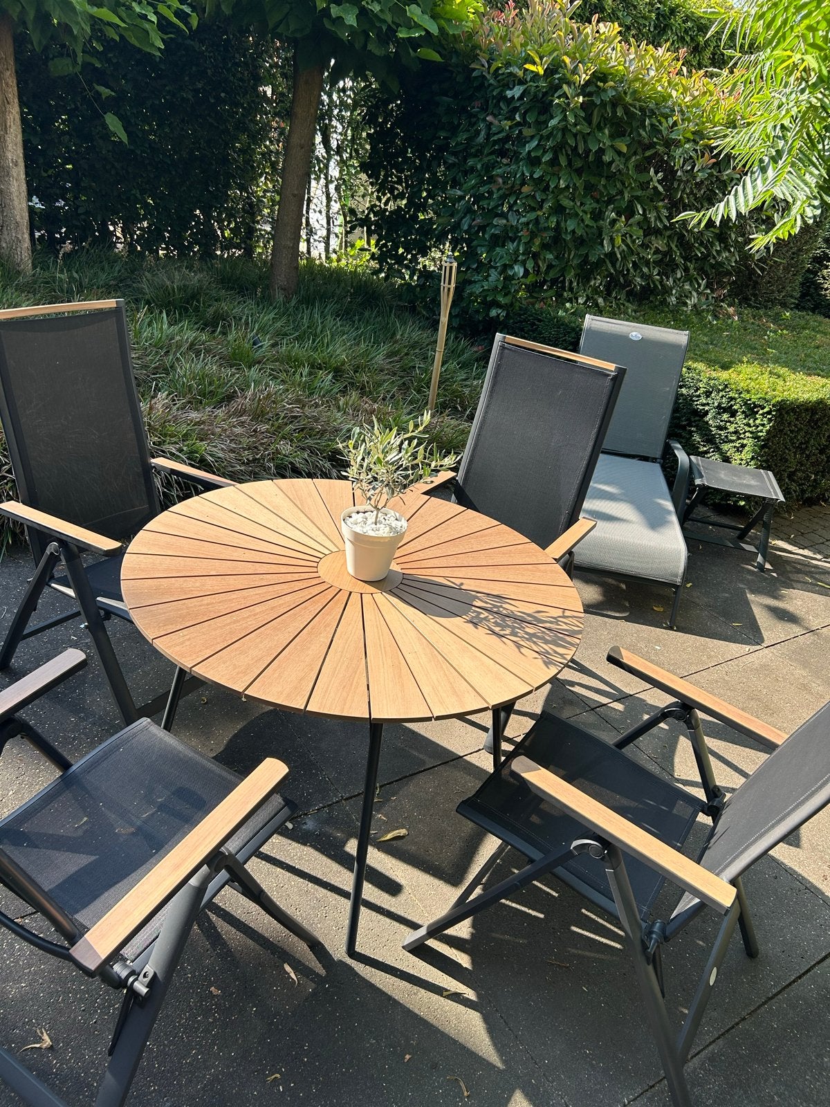 Ronde tuinset 120 cm met 4 stoelen en donkergrijze kussens, Tuin en Terras, Ophalen, 4 zitplaatsen, Gebruikt, Eettafel