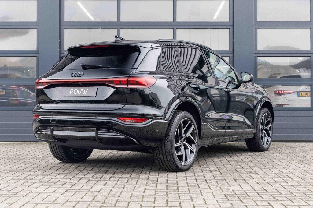 Audi Q6 e-tron 306pk S-line Edition Performance 100 kWh | Lu, Auto's, Audi, Automaat, 12 maanden, Parkeerassistent, Zwart
