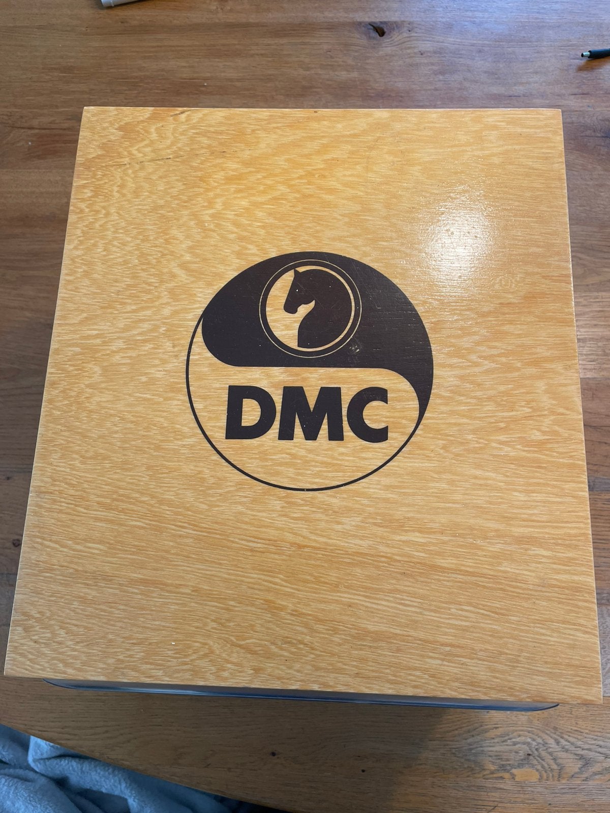 2 DMC bakken met DMC garen, Hobby en Vrije tijd, Ophalen, Nieuw, Handborduren, Borduurgaren of Zijde