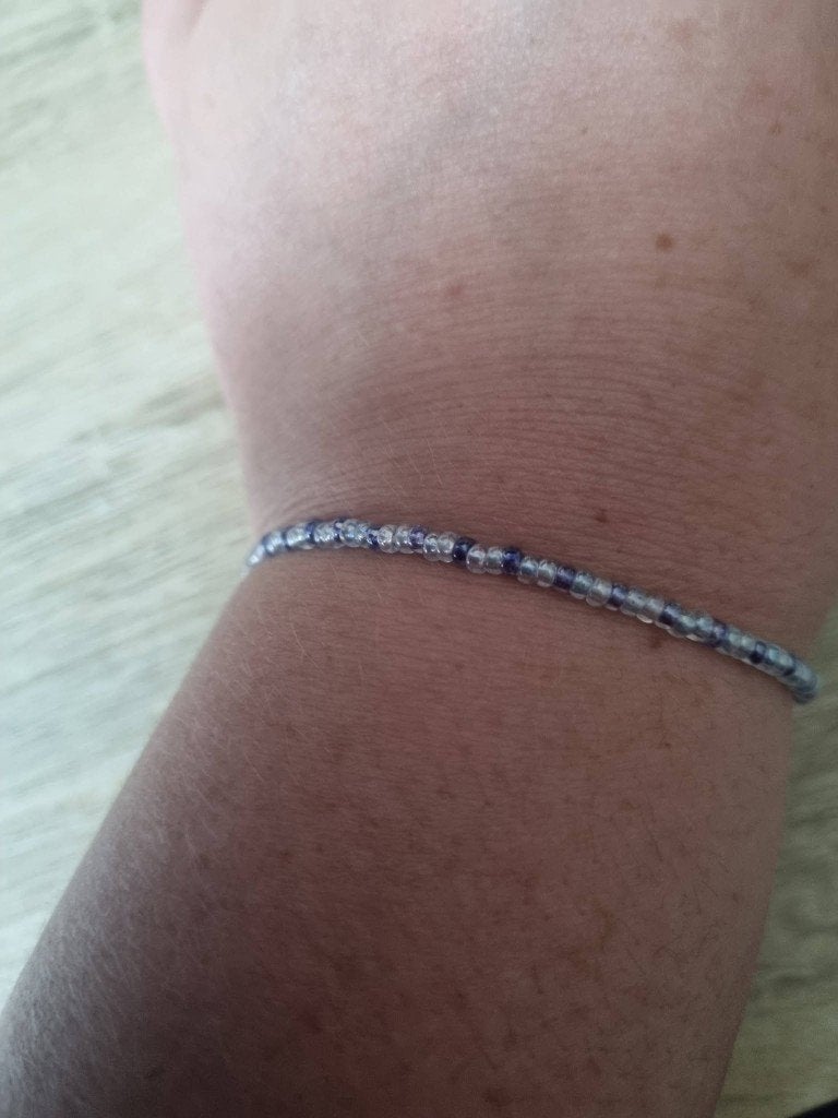 dunne blauw blauwe armband (goed doel), Sieraden, Tassen en Uiterlijk, Armbanden, Nieuw, Elastiek, Blauw, Met bedels of kralen