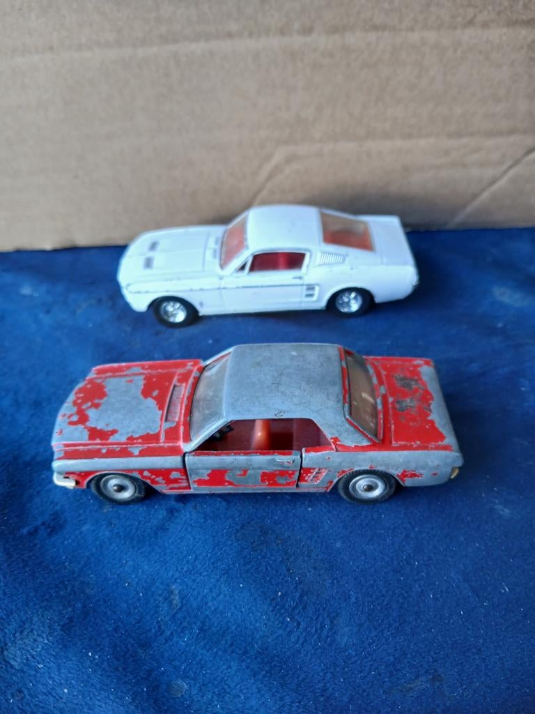 2x Ford Mustang. Dinky/Matchbox en Sabra/Cragstan. Samen:, Ophalen of Verzenden, Gebruikt, Auto, Matchbox