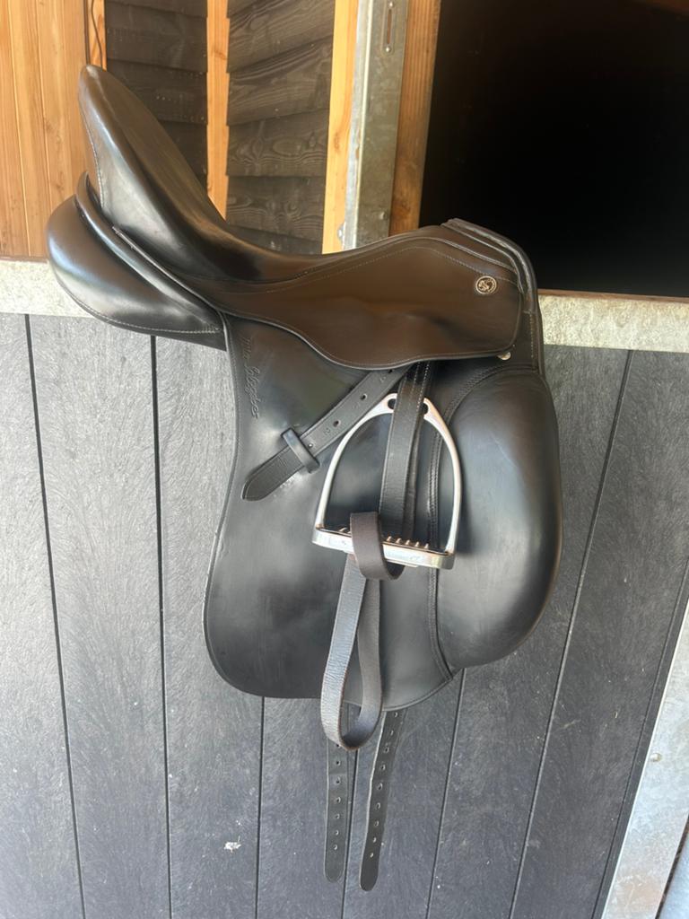 Te koop: Dressuurzadel Kieffer Ulla Salzgeber 18 inch, Ophalen of Verzenden, Zo goed als nieuw, Dressuur