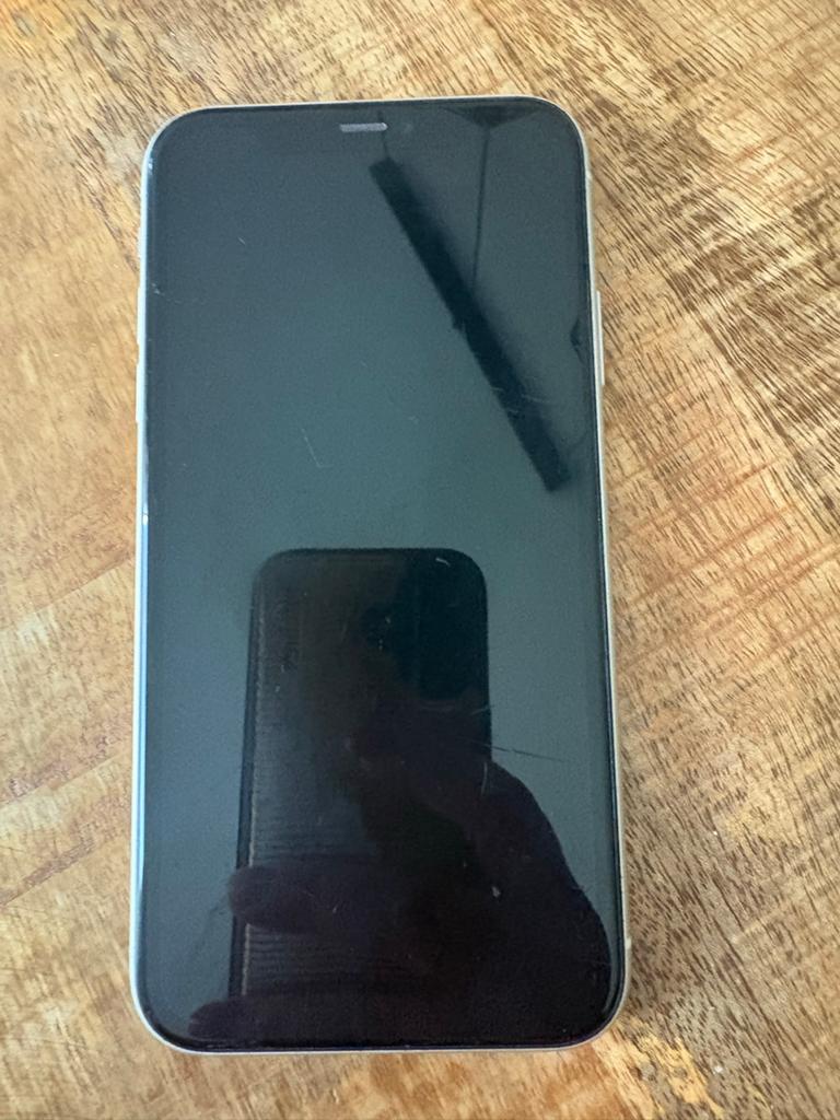 iPhone 11 met schade voor en achter, werkt nog, Telecommunicatie, Mobiele telefoons | Apple iPhone, Ophalen, Zwart, IPhone 11