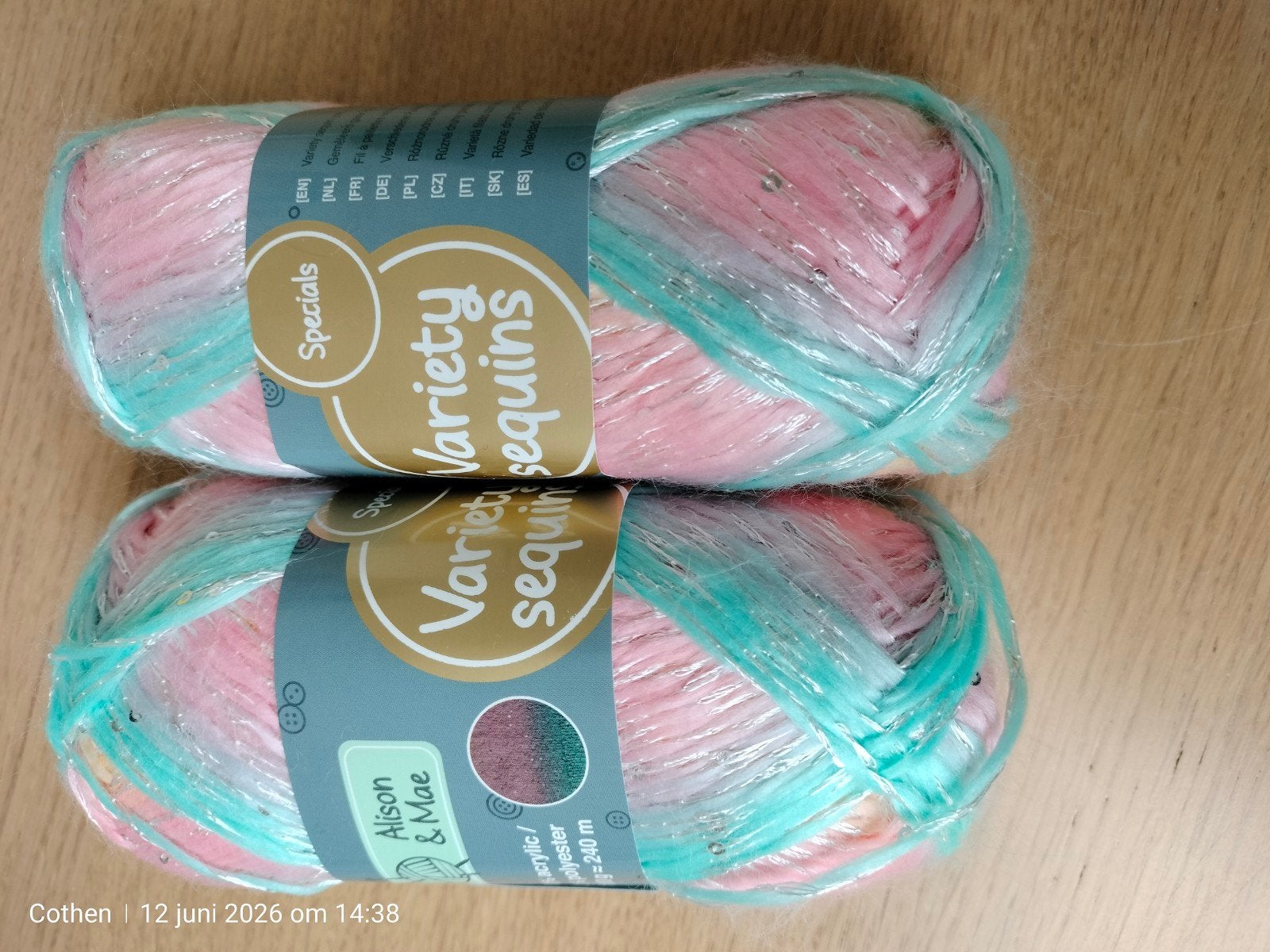 Twee nieuwe bollen Alison & Mae Variety Sequins garen. Dit g, Hobby en Vrije tijd, Ophalen of Verzenden