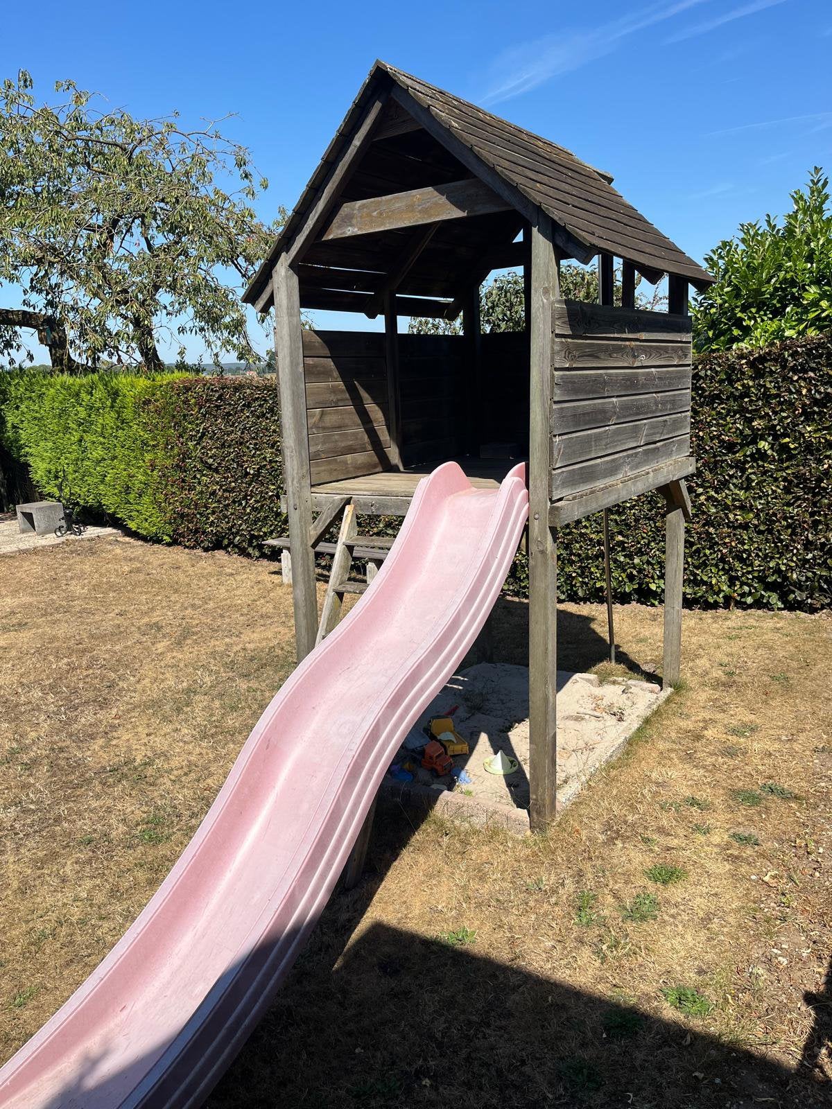 Houten speelhuis met glijbaan en glijstang, Kinderen en Baby's, Ophalen, Gebruikt, Glijbaan