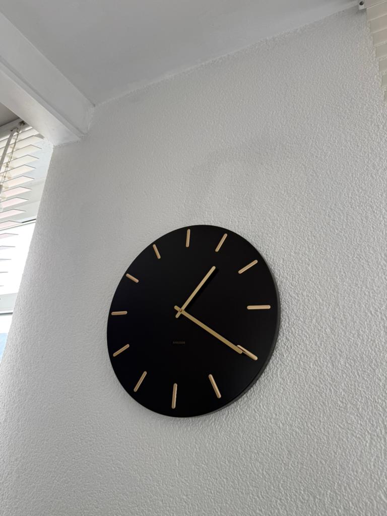 Moderne Karlsson wandklok - Zwart met gouden accenten, Huis en Inrichting, Woonaccessoires | Klokken, Ophalen, Zo goed als nieuw