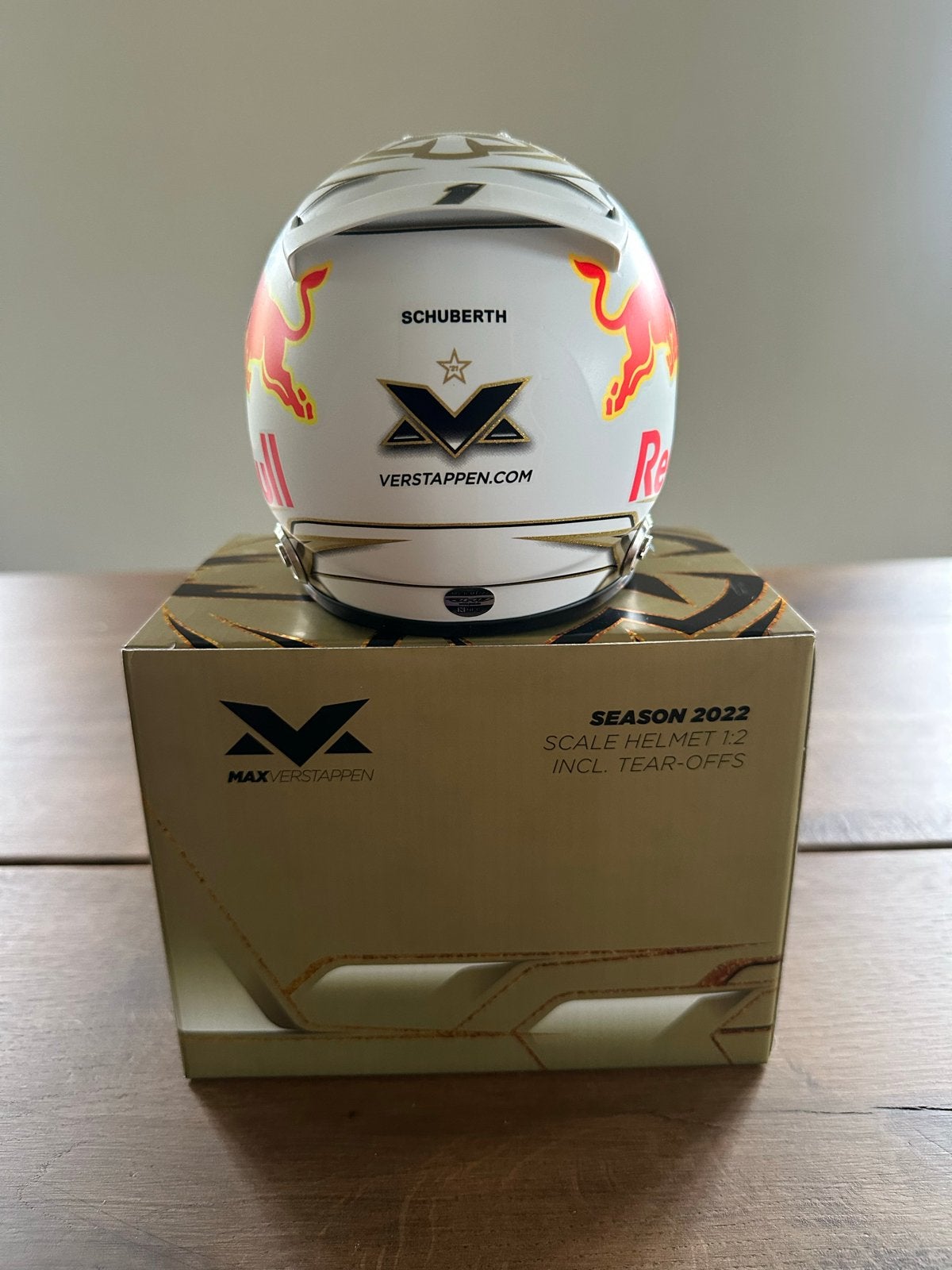 Max Verstappen helm schaal 1:2 seizoenshelm 2022, Ophalen of Verzenden, Nieuw, Formule 1