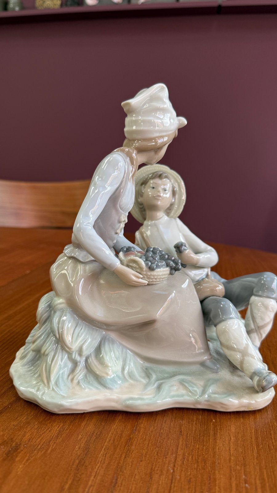 Nao Lladro Beeldje: Meisje en Jongen met Druiven, Groep mensen, Ophalen of Verzenden, Steen of Keramiek, Beeld