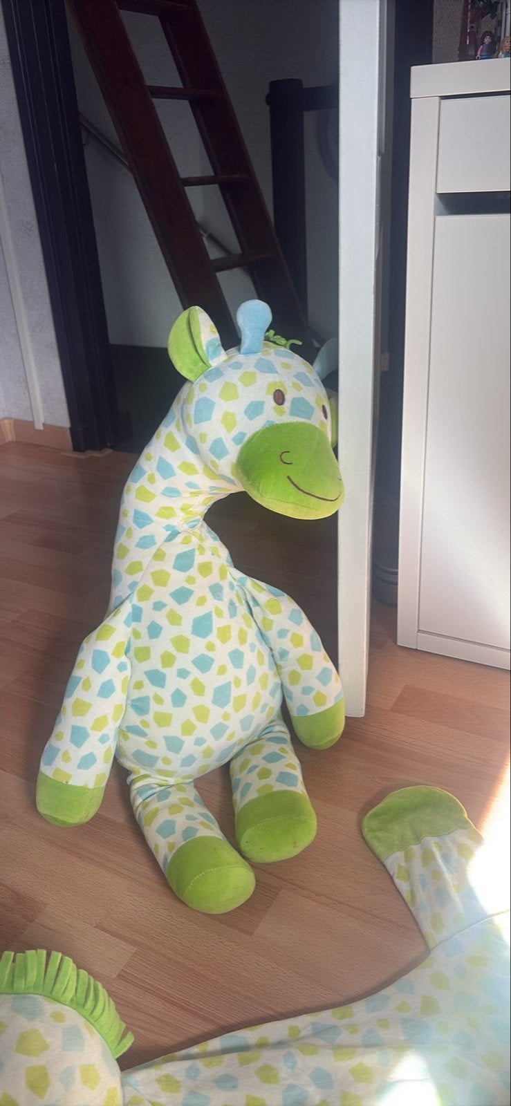 Grote knuffel en vloerkleed giraf voor baby/kinderkamer, Giraf, Ophalen of Verzenden, Zo goed als nieuw, Meerkleurig