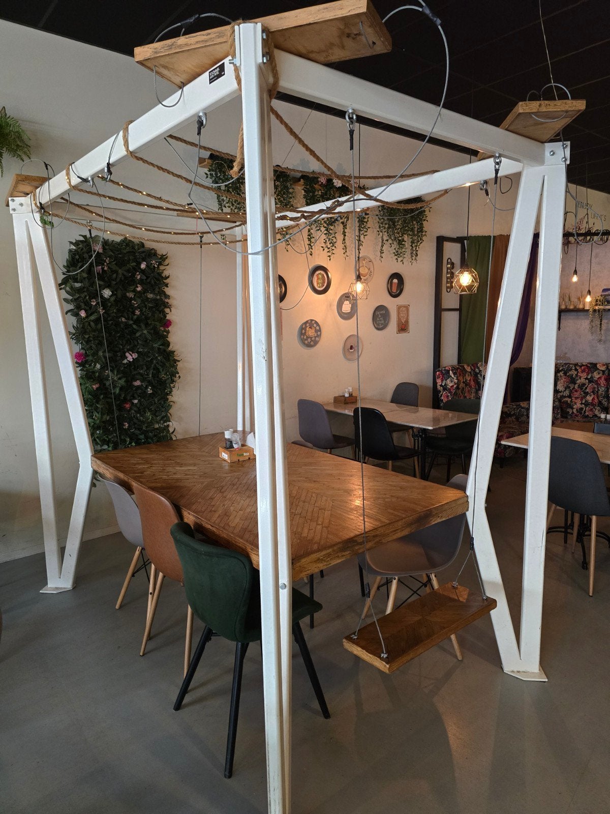 Unieke houten eettafel met schommels - sfeervol design, 100 tot 150 cm, Zo goed als nieuw, Vijf personen of meer, Modern, Speels, Industrieel