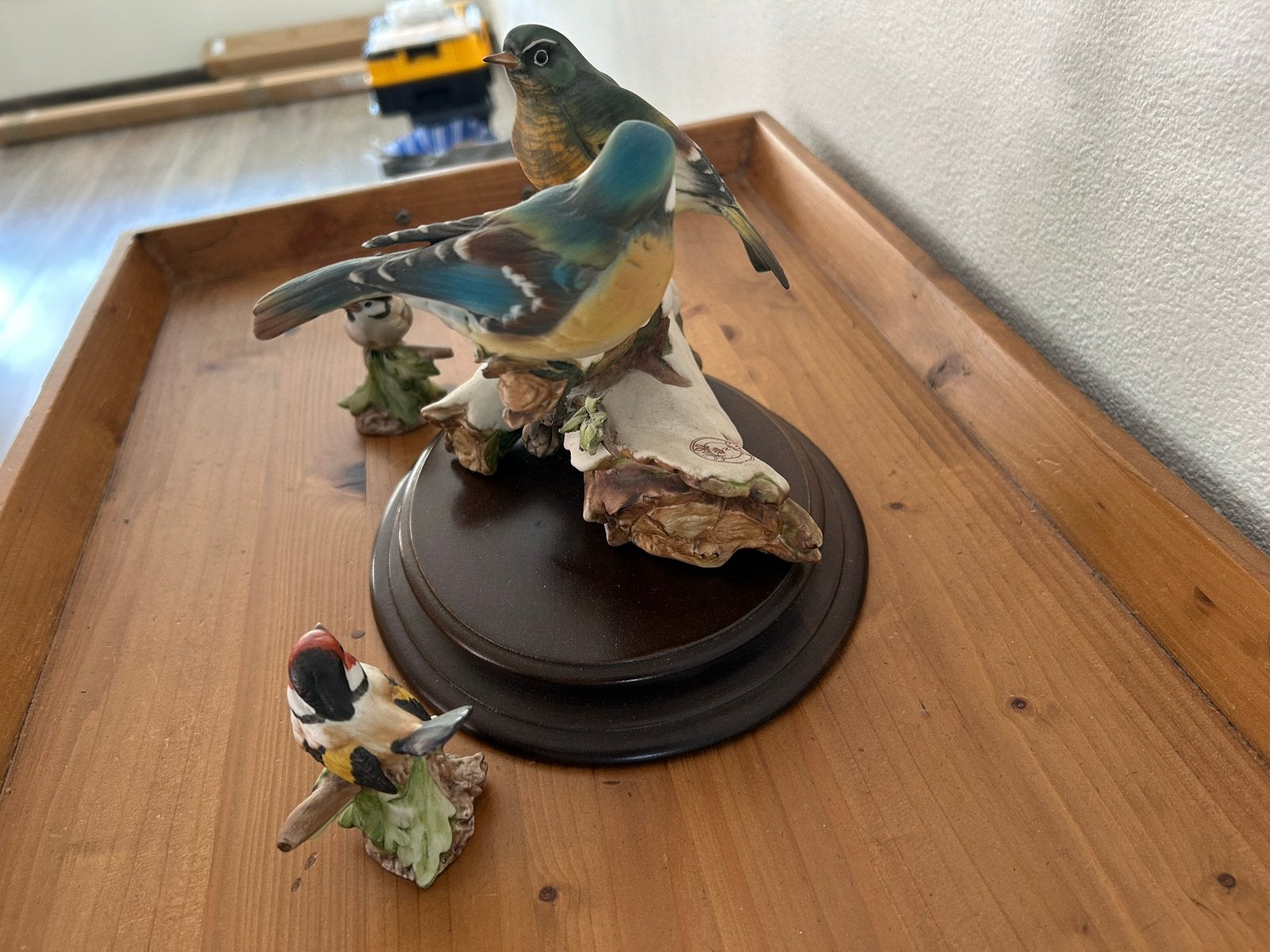 Decoratieve vogelbeeldjes op houten plateau, Tosca Ceramiche, Verzamelen, Beelden en Beeldjes, Ophalen, Gebruikt, Dier
