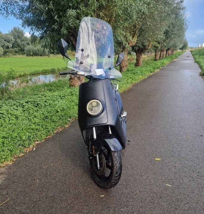 NIU N1S Matzwart + €500 extra’s (Geel), Ophalen, Maximaal 45 km/u, Elektrisch, Gebruikt