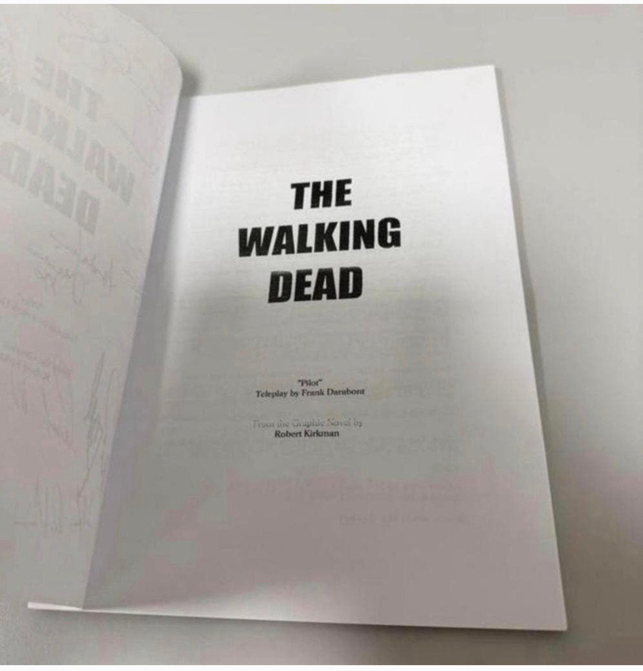 Scenario The Walking Dead-tv-script Pilot signed herdruk TWD, Verzamelen, Overige typen, Nieuw, M, Ophalen of Verzenden