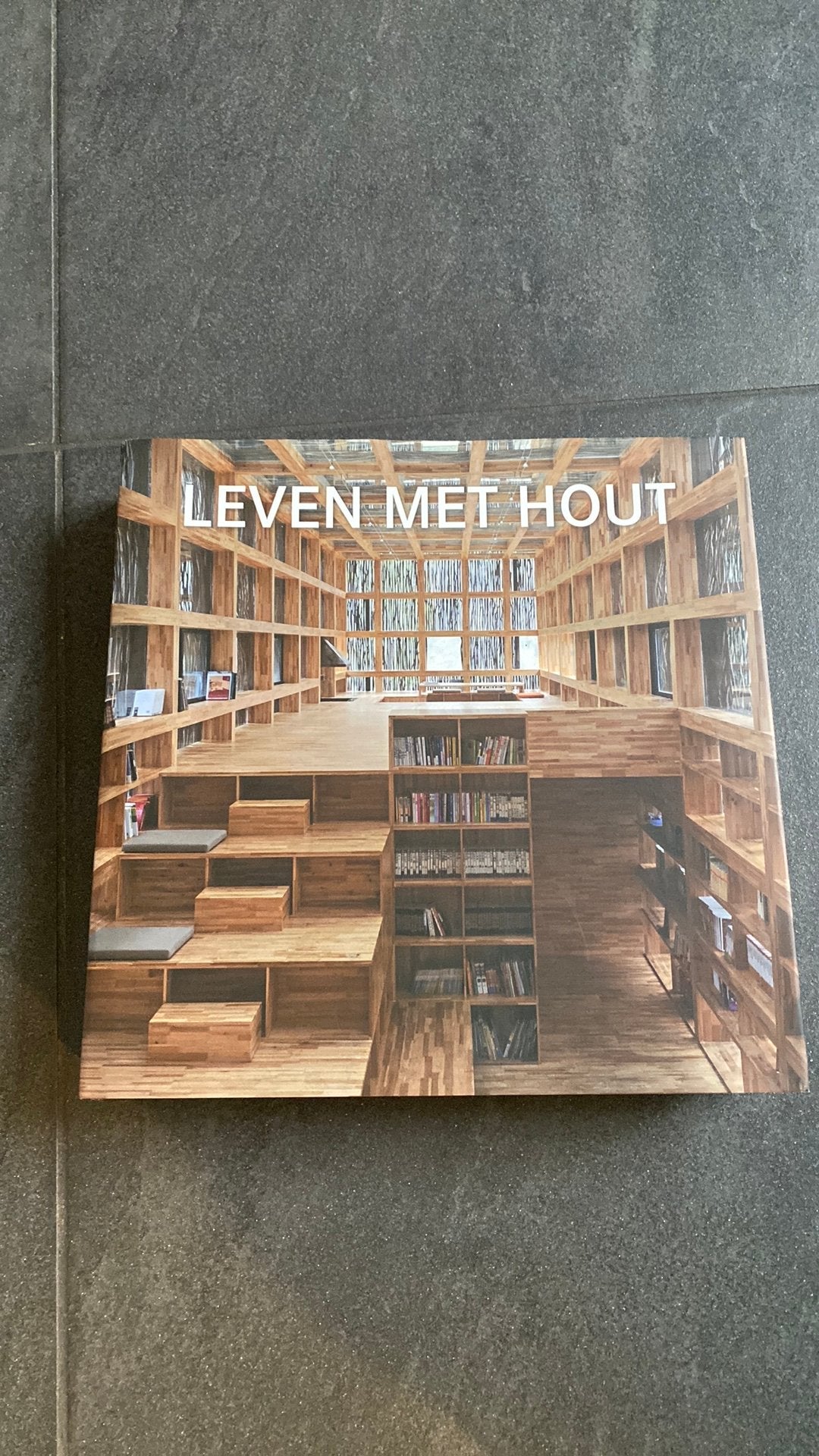 Boek Leven met hout, Ophalen of Verzenden, Zo goed als nieuw, Architecten