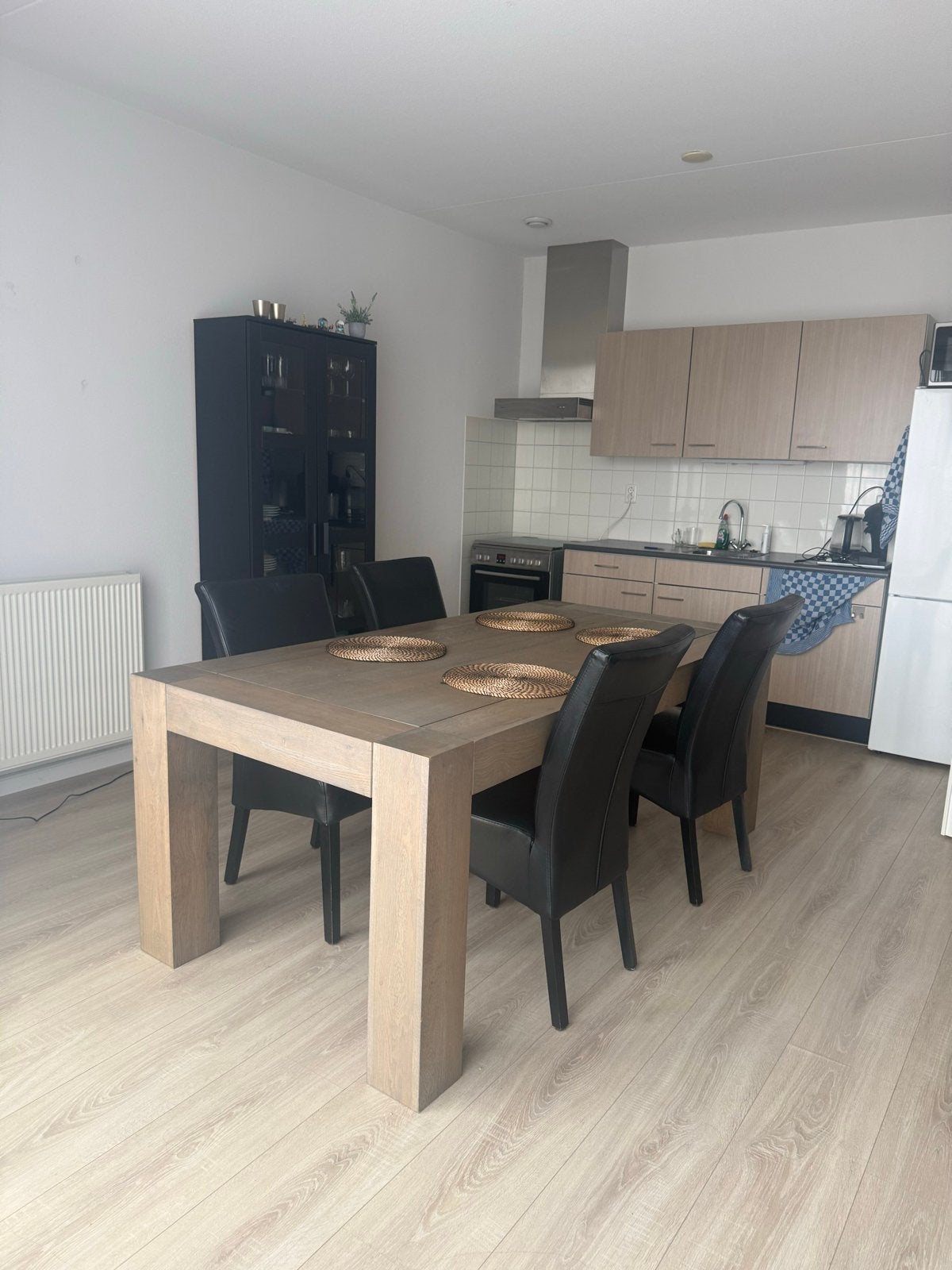 Robuuste eettafel met 4 stoelen, Huis en Inrichting, Ophalen of Verzenden