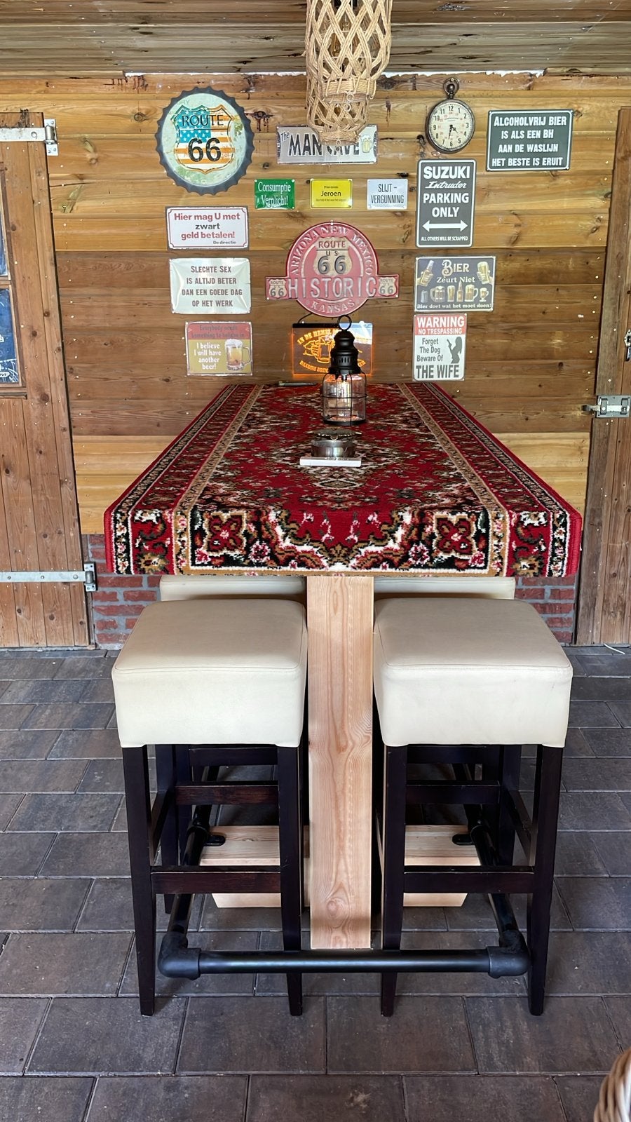 Robuuste houten bartafel, ideaal voor mancave of buiten, Ophalen, Grenenhout, 50 tot 100 cm, Zo goed als nieuw
