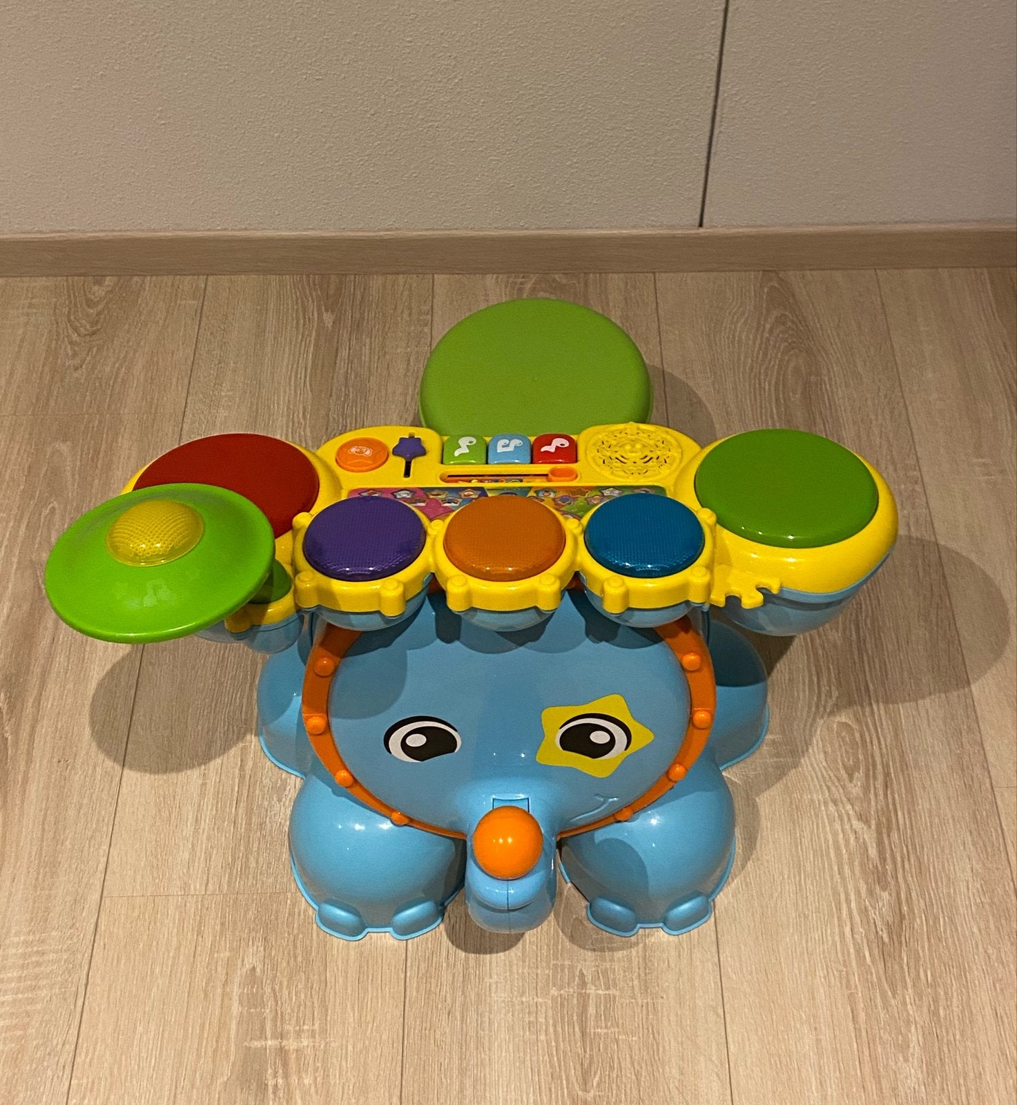 VTech Baby Olifant Drumstel met Krukje - Muzikaal Speelgoed, Ophalen, Zo goed als nieuw, Overige typen, Met licht