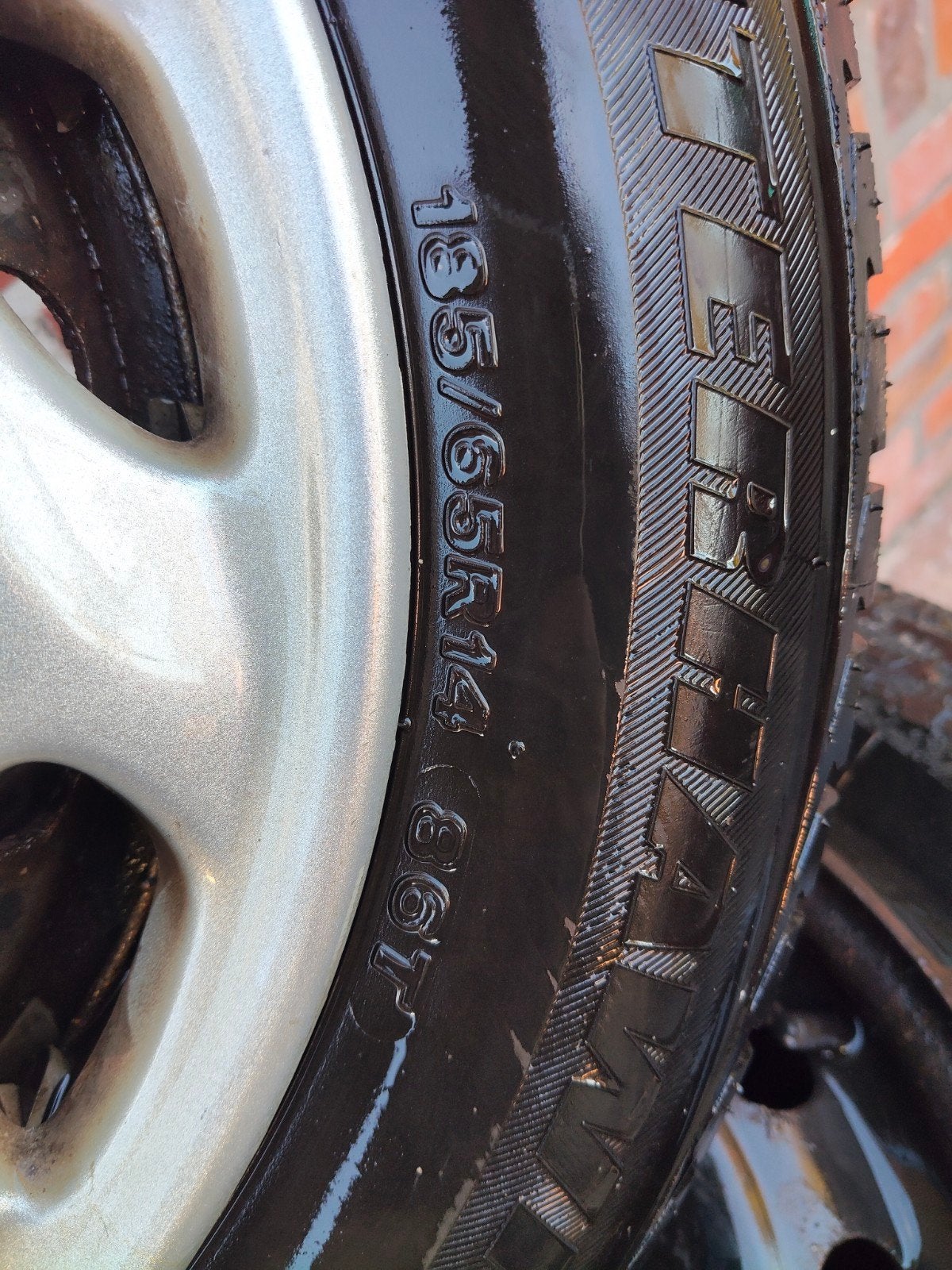 Winterbanden met velgen en wieldoppen - 185/65R14, Ophalen, 14 inch, Gebruikt, Banden en Velgen