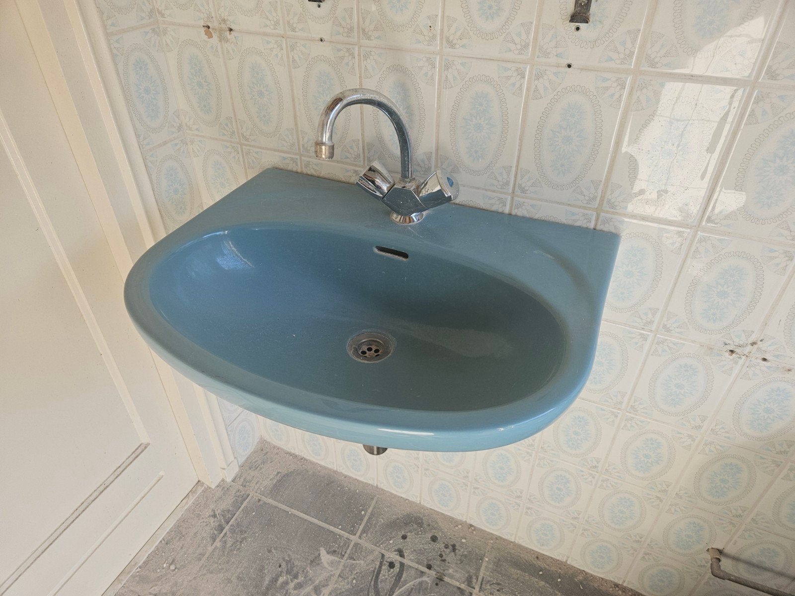 Vintage blauwe wastafel met kraan, Ophalen, Gebruikt, Chroom, Wastafel