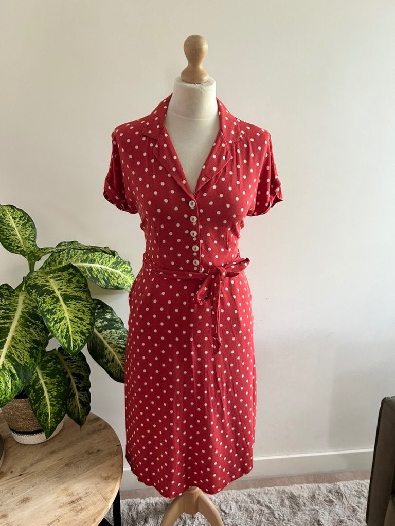 King Louie maat 40 polkadot sheeva jurk rood 3392, Kleding | Dames, Maat 38/40 (M), Ophalen of Verzenden, Zo goed als nieuw, Knielengte