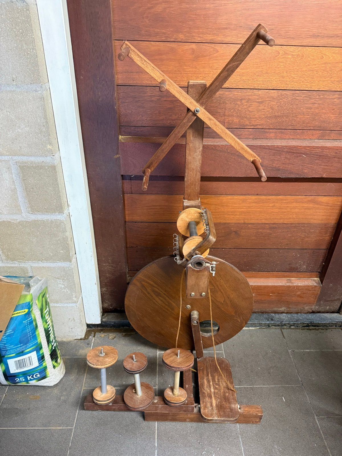 Antiek houten spinnewiel met spoelen, Ophalen, Gebruikt, Spinnewiel