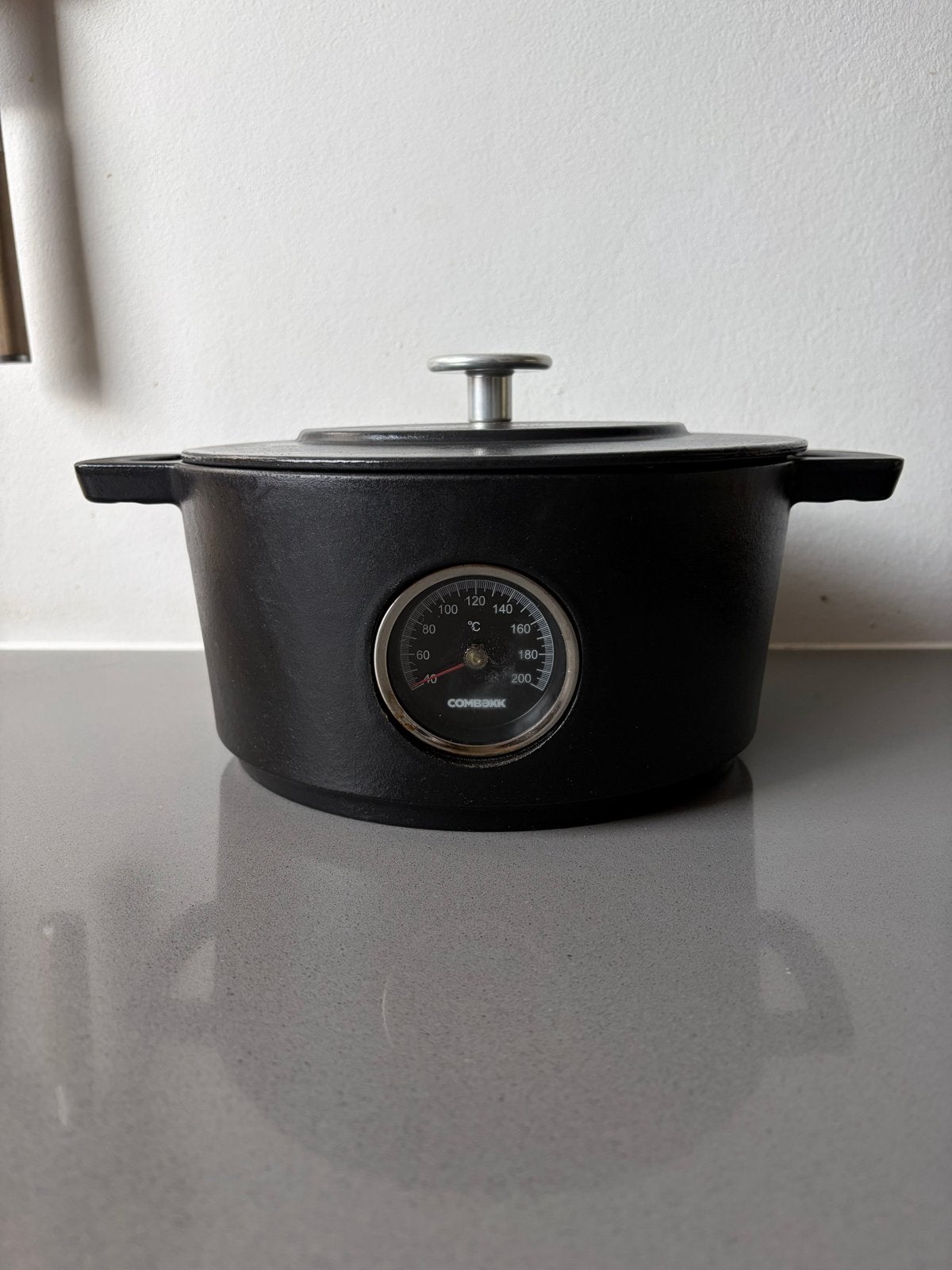 COMBEKK Gietijzeren Dutch Oven 24cm met Thermometer, Ophalen of Verzenden, Zo goed als nieuw, Gietijzer, Koekenpan of Braadpan