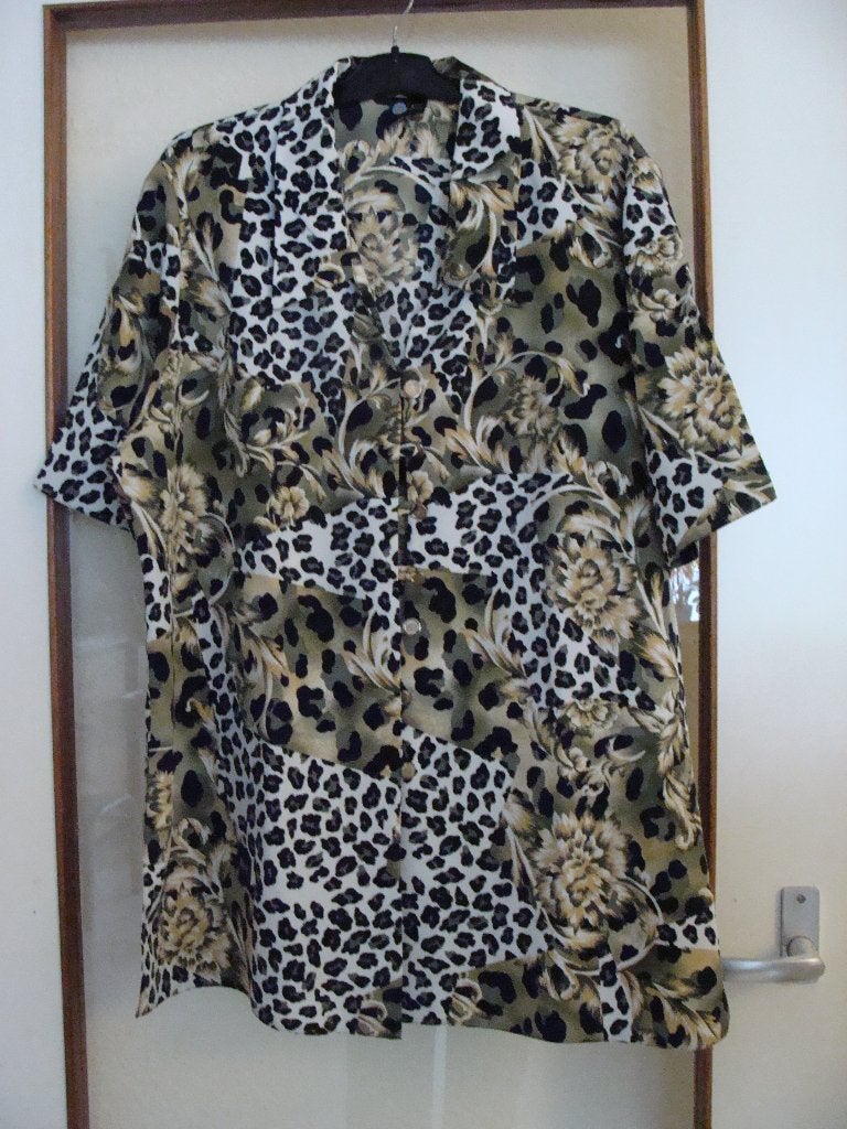 Te koop bloes wit met zwarte oranje en berge stippen maat 50, Ophalen of Verzenden, Nieuw, Wit, Blouse of Tuniek