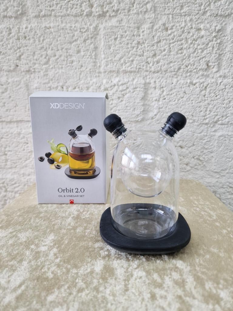 XD Design Orbit 2.0 – Design Olie & Azijn Set – Mondgeblazen, Ophalen of Verzenden, Zo goed als nieuw