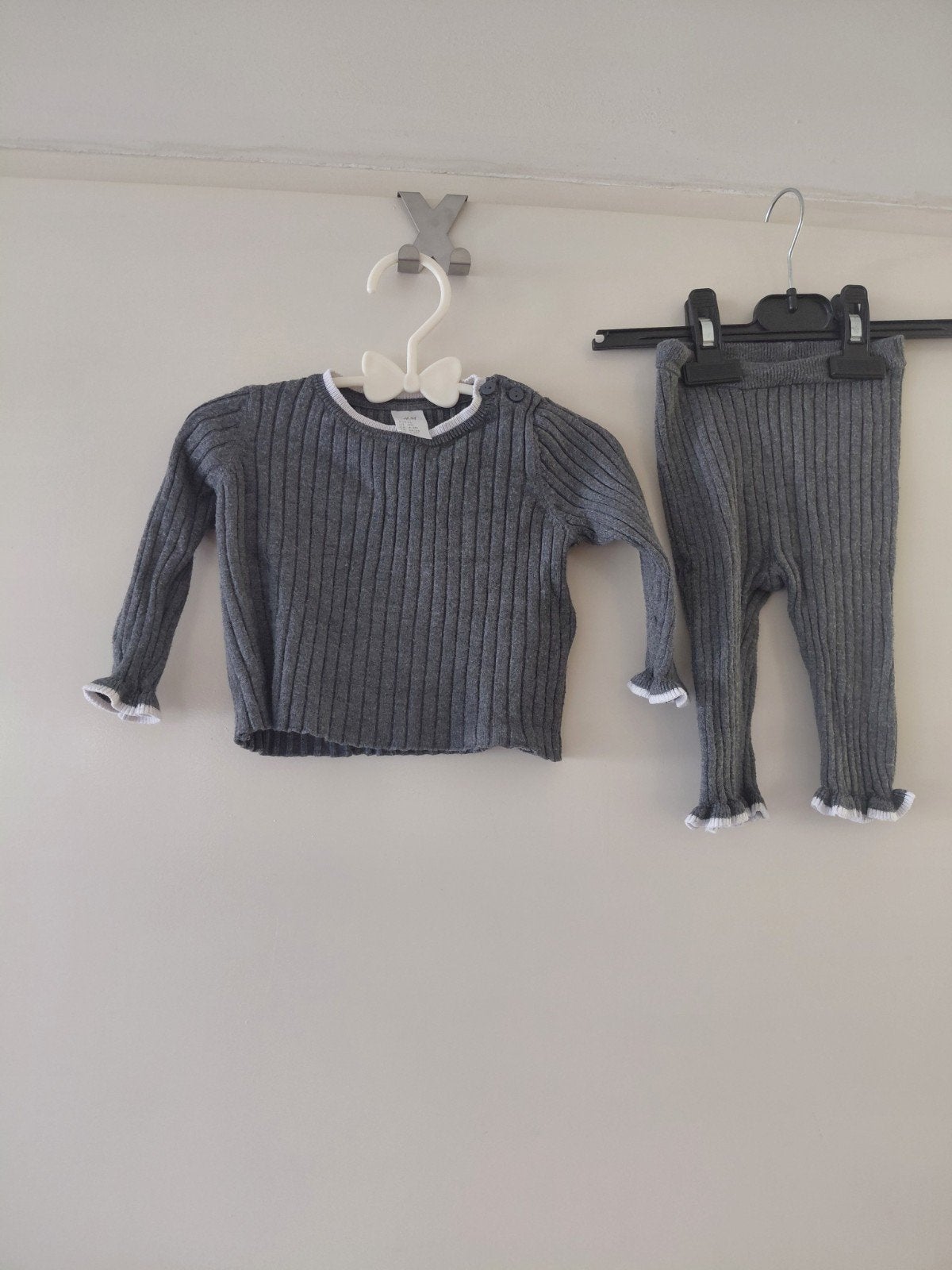H&M Geribbelde Set Grijs - Maat 68 (4-6M), Kinderen en Baby's, Babykleding | Maat 68, Jongetje of Meisje, H&M, Ophalen of Verzenden