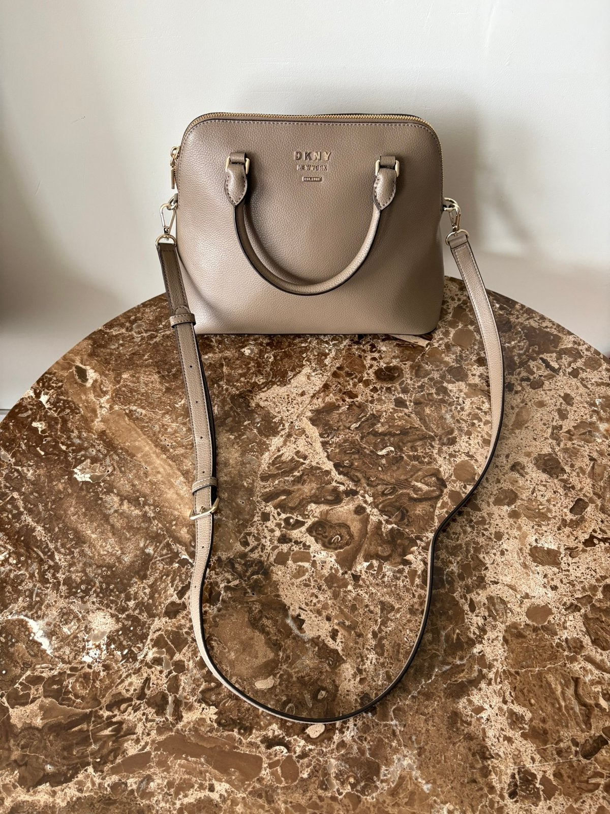 Originele DKNY leren whitney dune handtas taupe bruin – zgan, Ophalen of Verzenden, Zo goed als nieuw, Bruin, Handtas