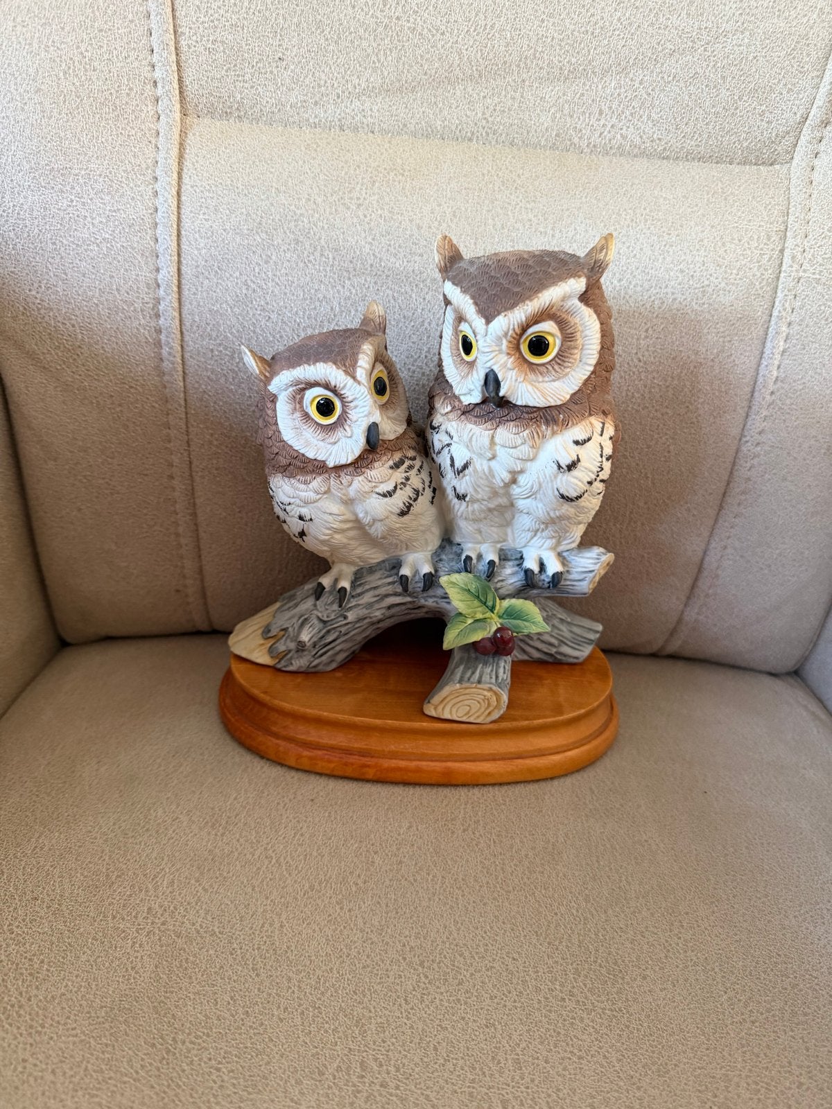 Akita Uilen Beeldje op Houten Sokkel - Decoratief, Ophalen of Verzenden, Bruin, Steen/keramiek, Klassiek