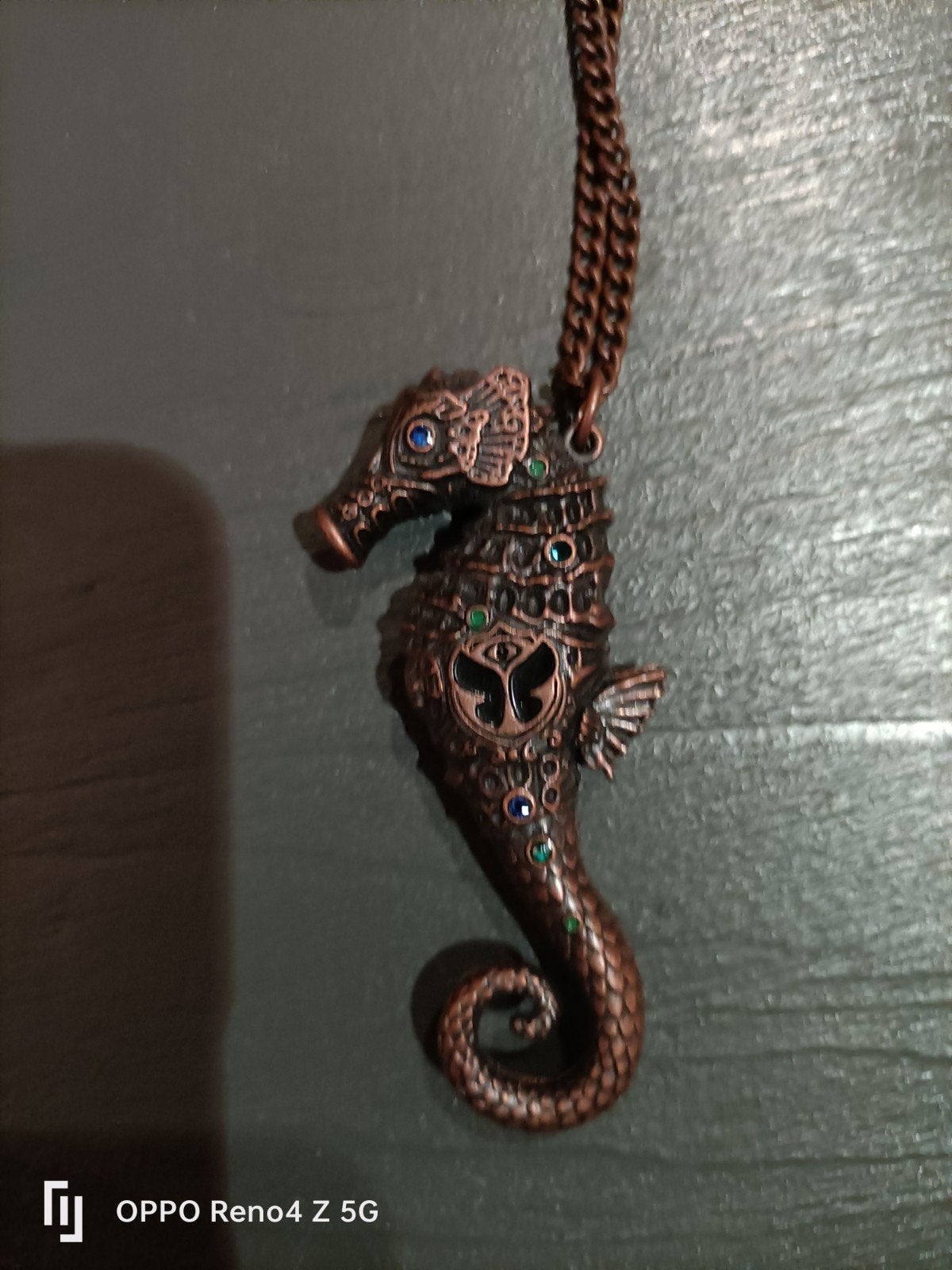 Tomorrowland Zeepaardje ketting met hanger en kristallen, Ophalen, Overige materialen, Gebruikt, Bruin