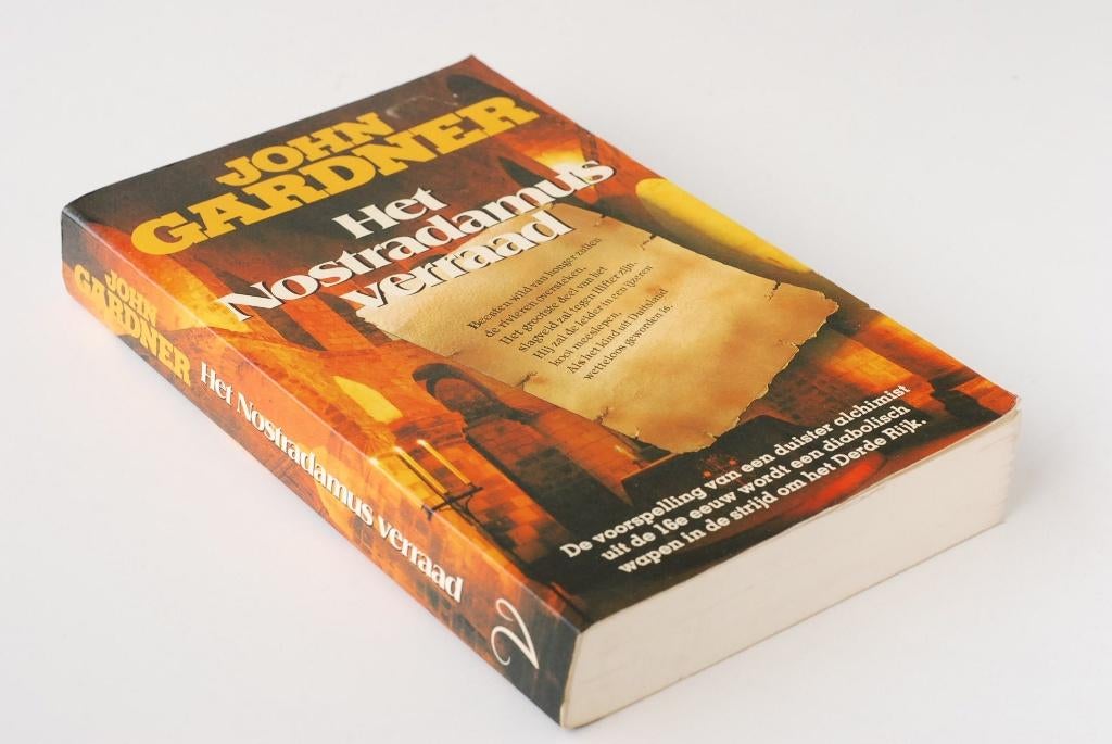 Het Nostradamus verraad - John Gardner (1981), Boeken, Verzenden, Zo goed als nieuw