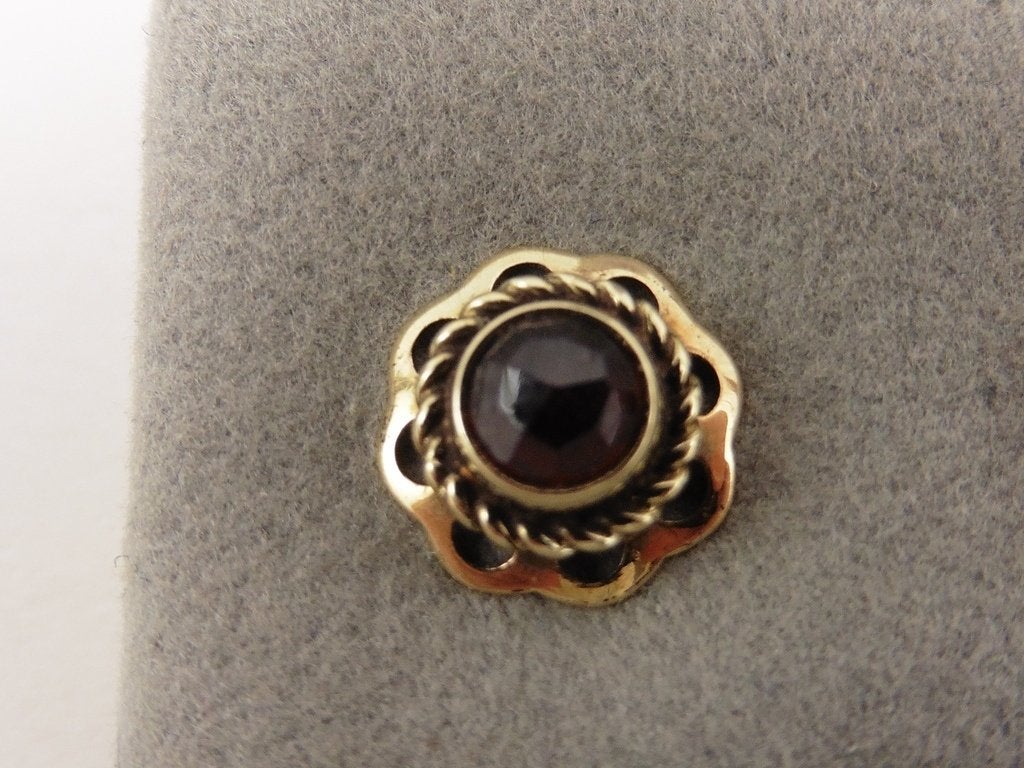 Gouden oorknopjes met granaat                            G51, Gebruikt, ., Ophalen of Verzenden, .