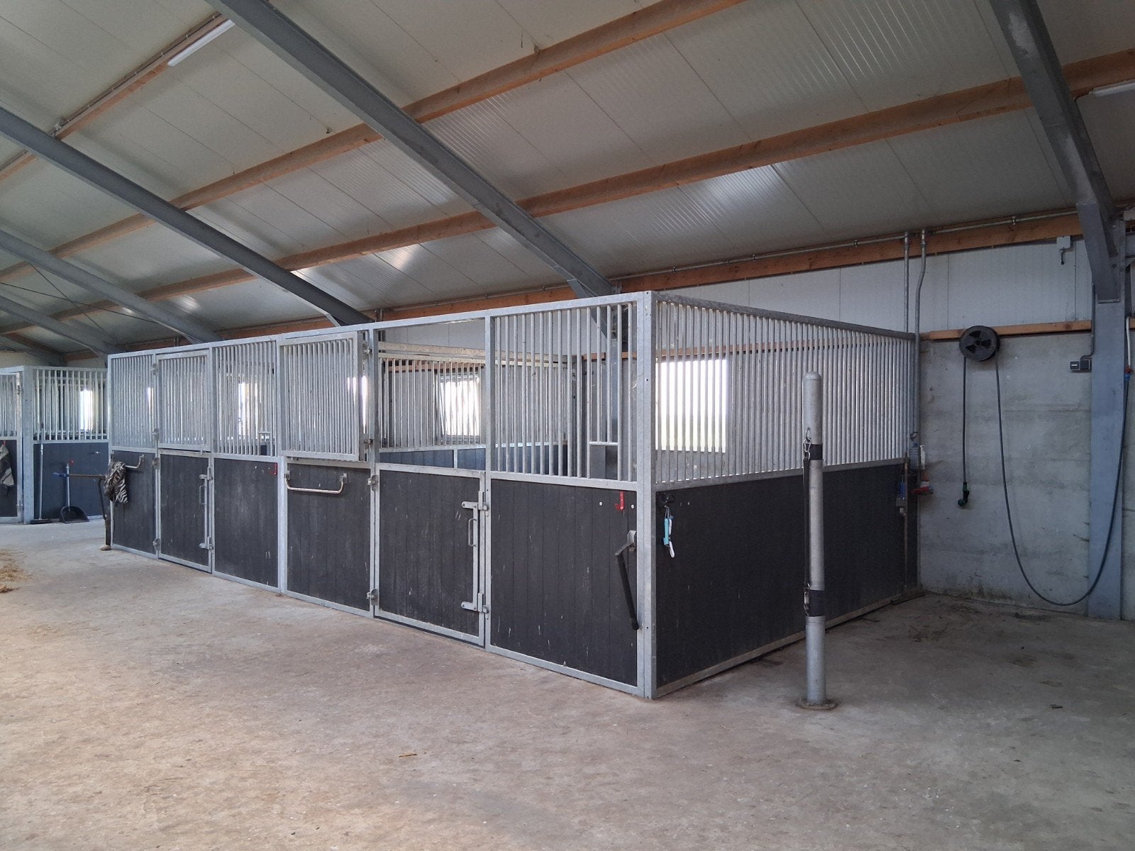 winter stalling tm 1 april, Stalling, 2 of 3 paarden of pony's