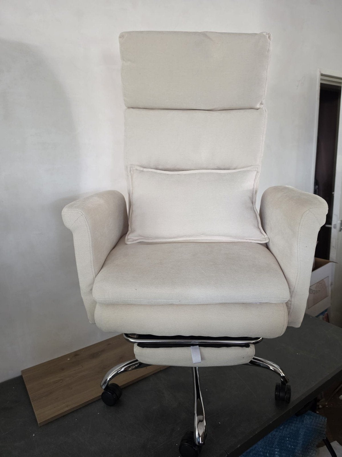 ergonomische beige bureaustoel met voetensteun, Huis en Inrichting, Ophalen, Nieuw, 50 tot 75 cm