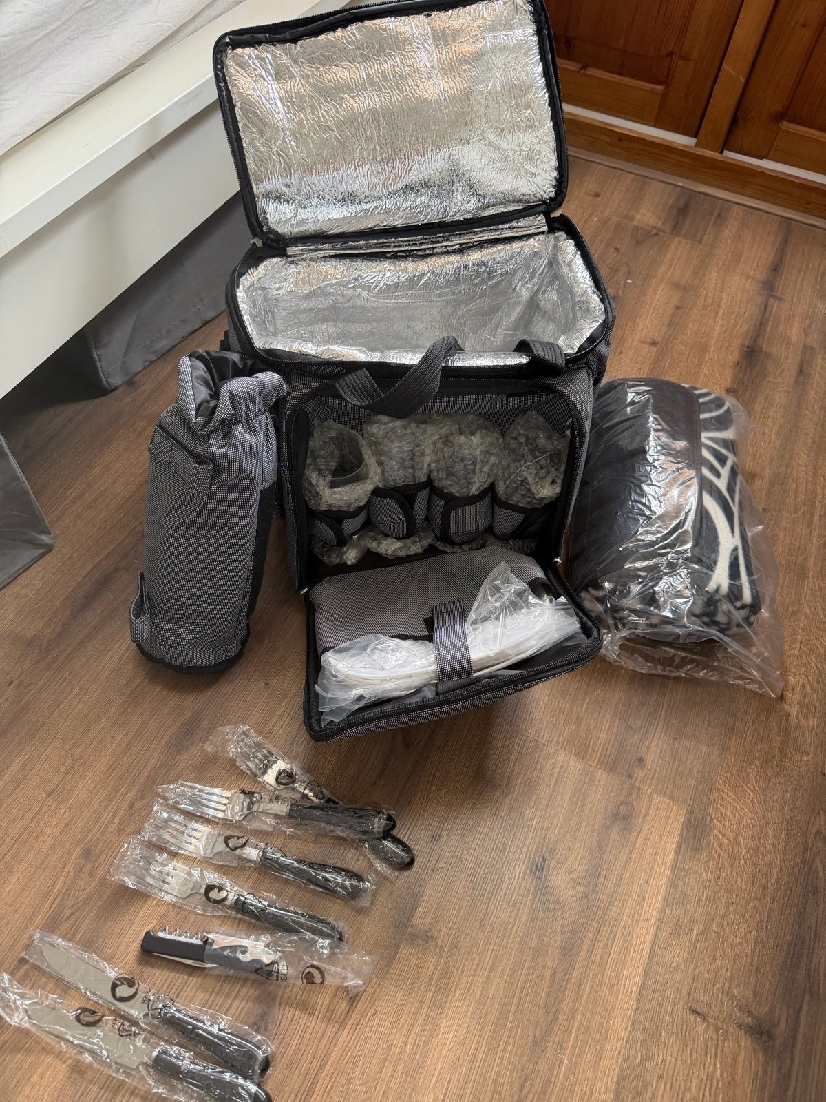 Nieuwe Picknickmand voor 4 personen met servies en plaid, Ophalen, Nieuw