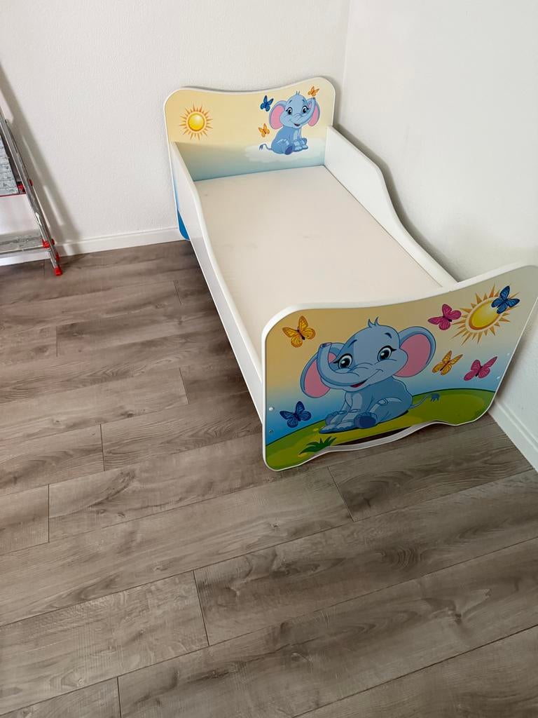 Kinderbed met olifantjes en vlinders - Inclusief matras, 70 tot 85 cm, Ophalen of Verzenden, Zo goed als nieuw, Matras