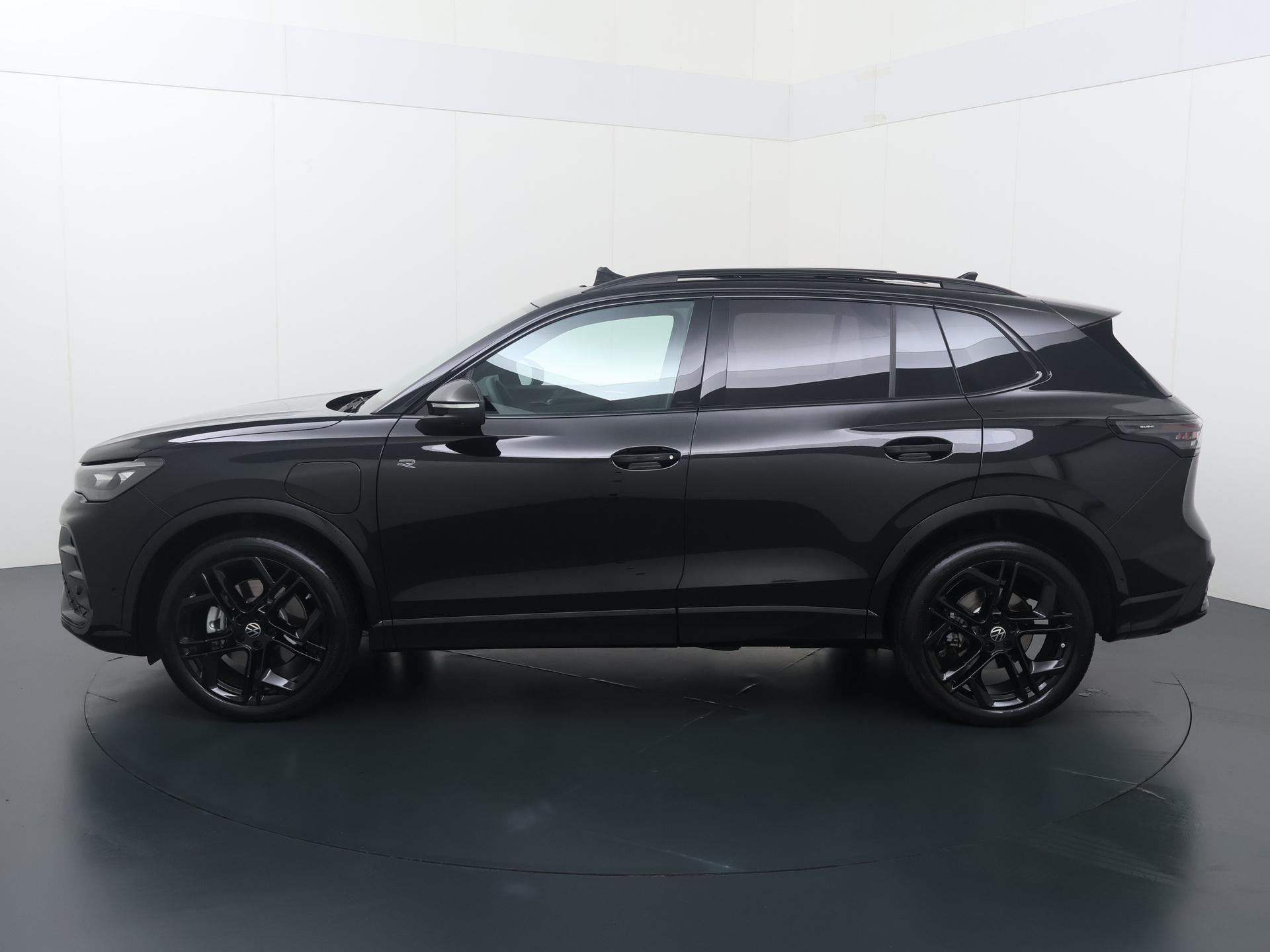 Volkswagen Tiguan 1.5 eHybrid R-Line Edition | 272 PK | SoH, 12 maanden, 4 cilinders, 150 min, Zwart