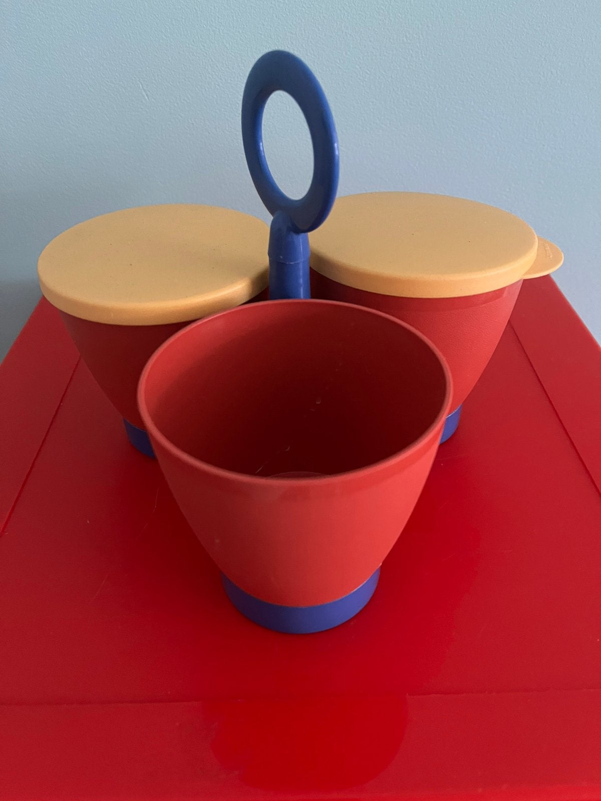TUPPERWARE BORRELSET. —..ONTBIJTSET. . —  1980., Ophalen of Verzenden, Zo goed als nieuw, Rood, Beker of Kan