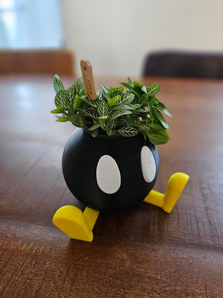 Super Mario Bob-Omb plantenhouder, Kunststof, Rond, Ophalen of Verzenden, Minder dan 40 cm