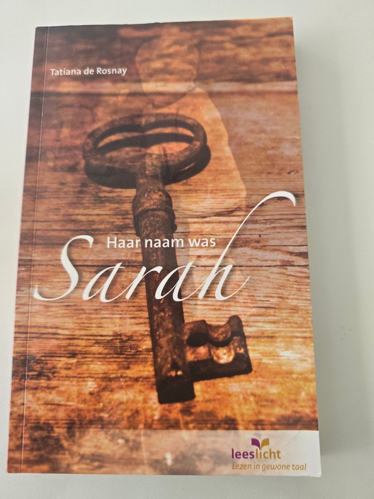 Haar naam was Sarah - Tatiana de Rosnay (Leeslicht), Boeken, Ophalen of Verzenden, Zo goed als nieuw, Tatiana de Rosnay, Nederland