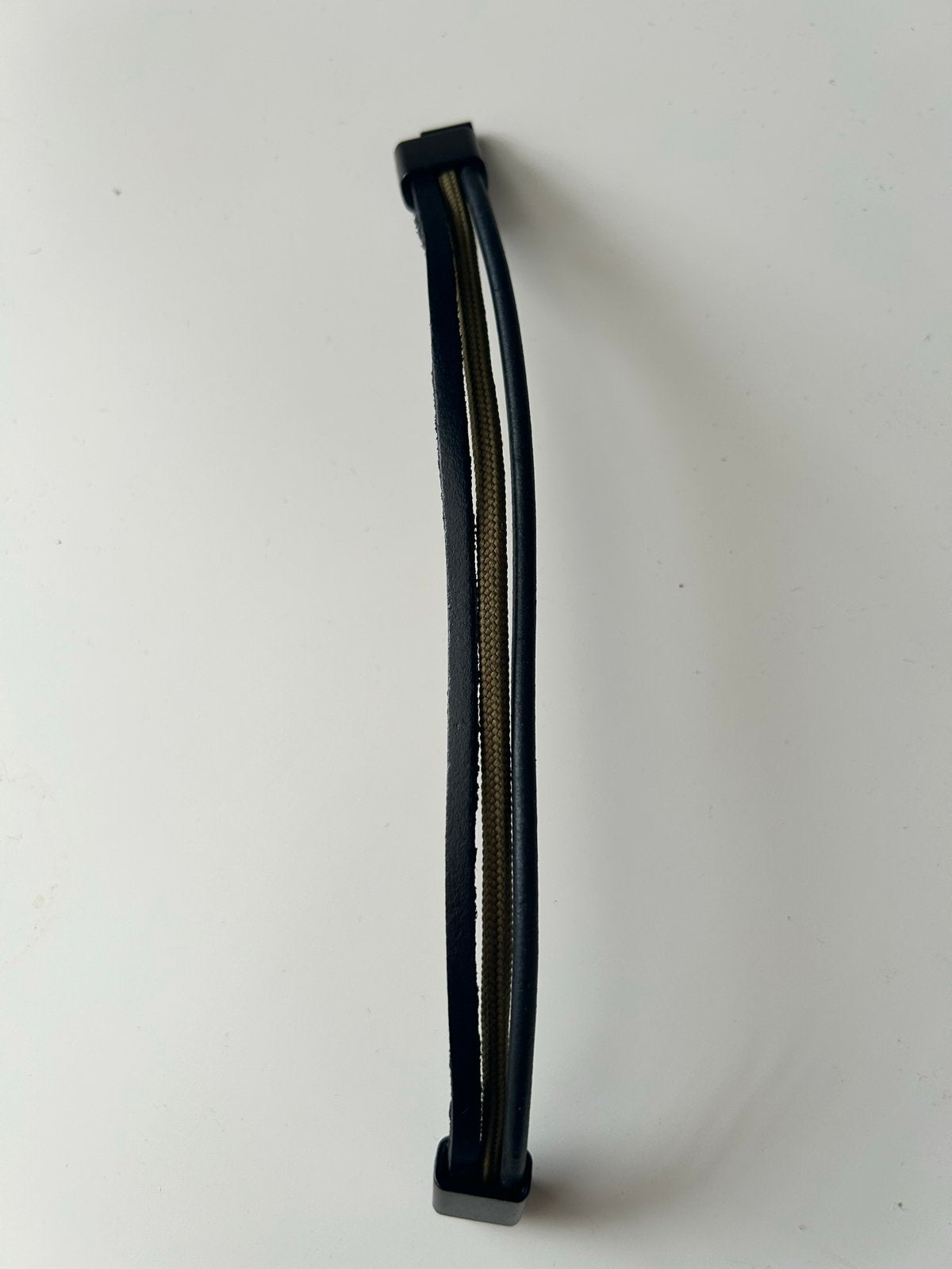 Stijlvolle armband met magnetische sluiting, Verzenden, Zo goed als nieuw, Zwart, Kunststof of Plastic
