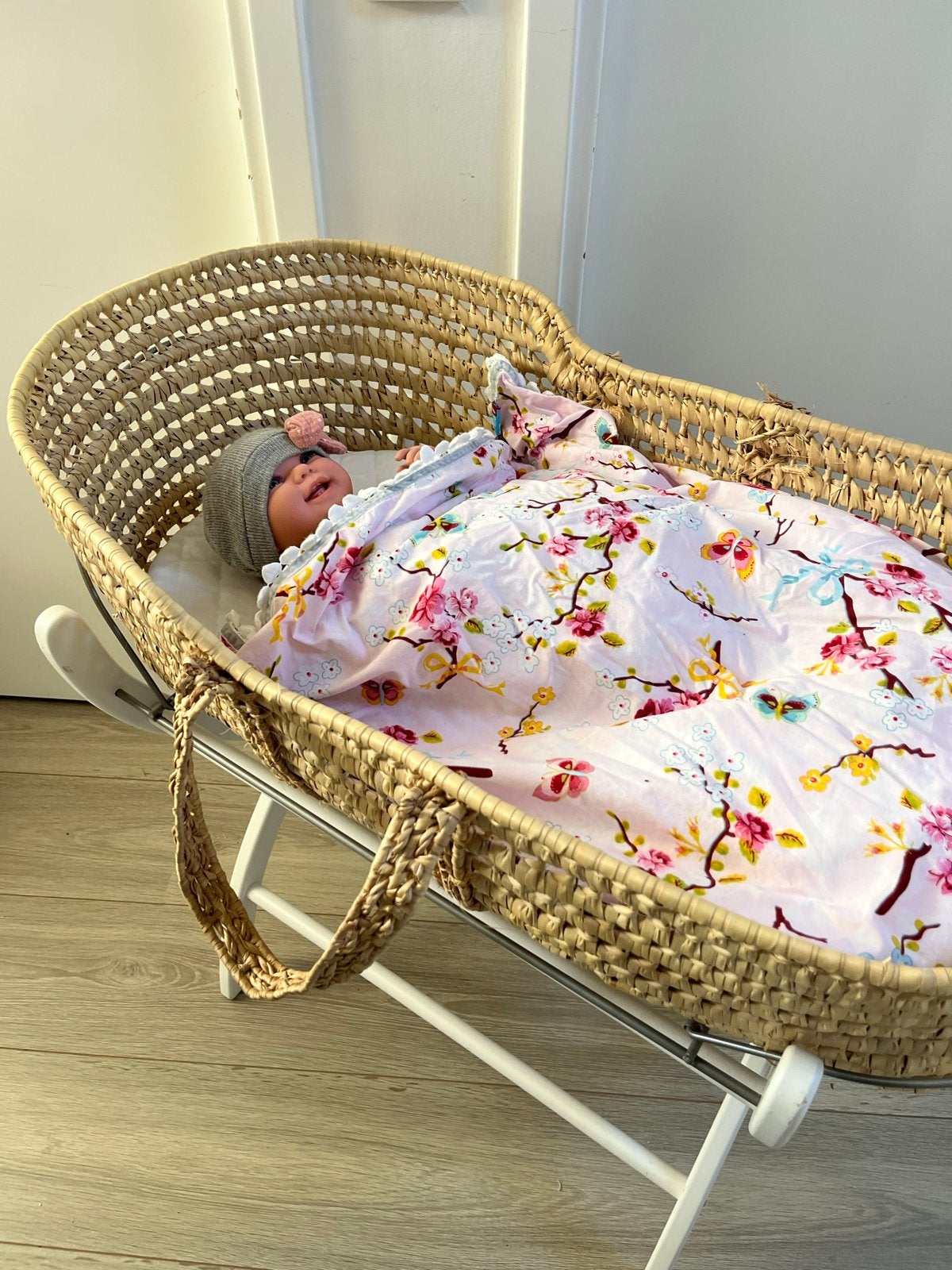 🌺 rieten mozes wieg met onderstel , bekleding en matras, Ophalen, Zo goed als nieuw, Wieg