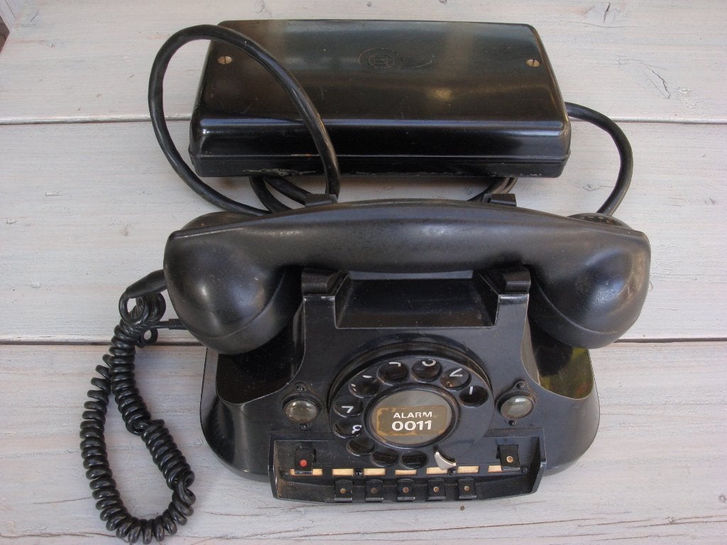 Nostalgisch PTT kantoor telefoontoestel uit de jaren 50, Ophalen
