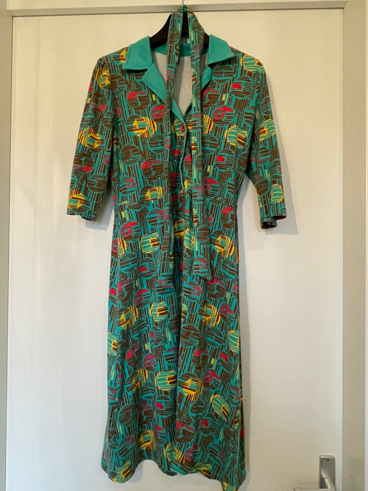Dames jurk met modern motief, Ophalen of Verzenden, Gedragen, Zwart, Onder de knie