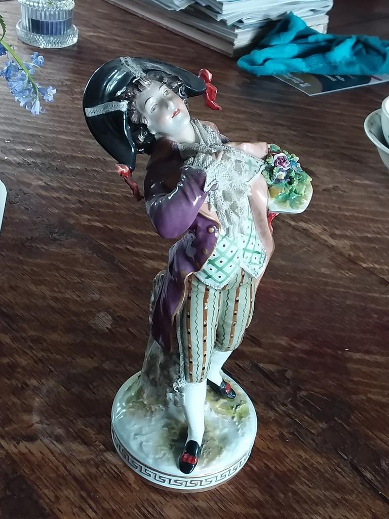 Antieke beeldje en olielampen, Ophalen