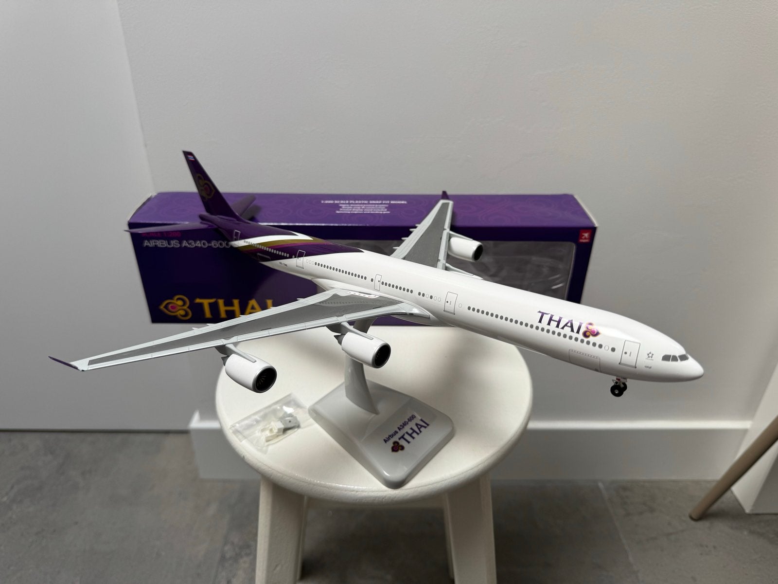 Thai Airways A340-600 Schaal 1:200 Modelvliegtuig Nieuw, Ophalen of Verzenden, Nieuw