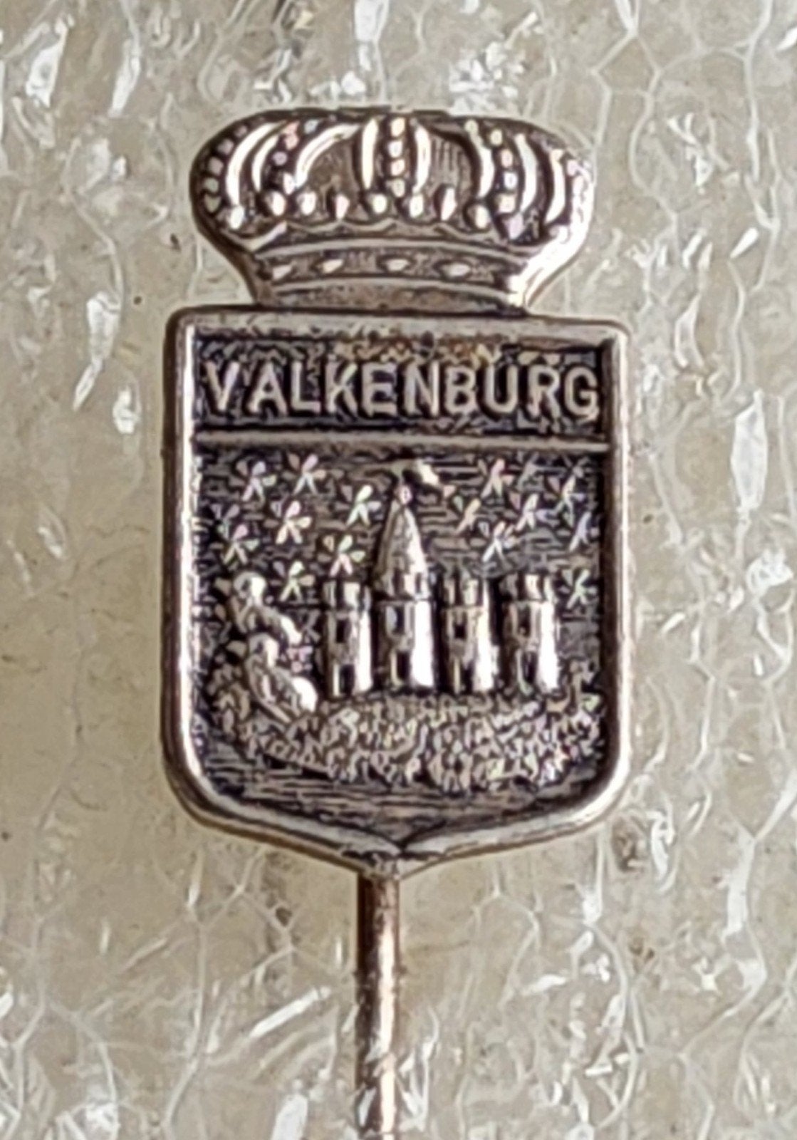 Zilveren Speldje Valkenburg met Kroon, Verzamelen, Ophalen of Verzenden, Gebruikt, Overige onderwerpen, Speldje of Pin