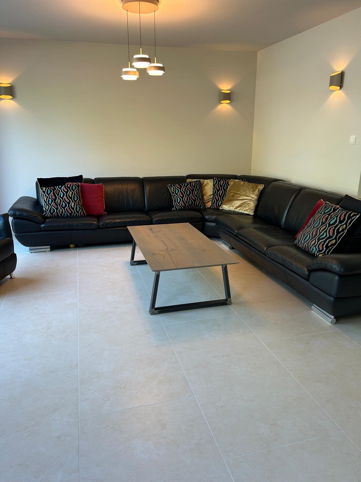 Leren hoekbank, fauteuil, salontafel en eettafel met stoelen